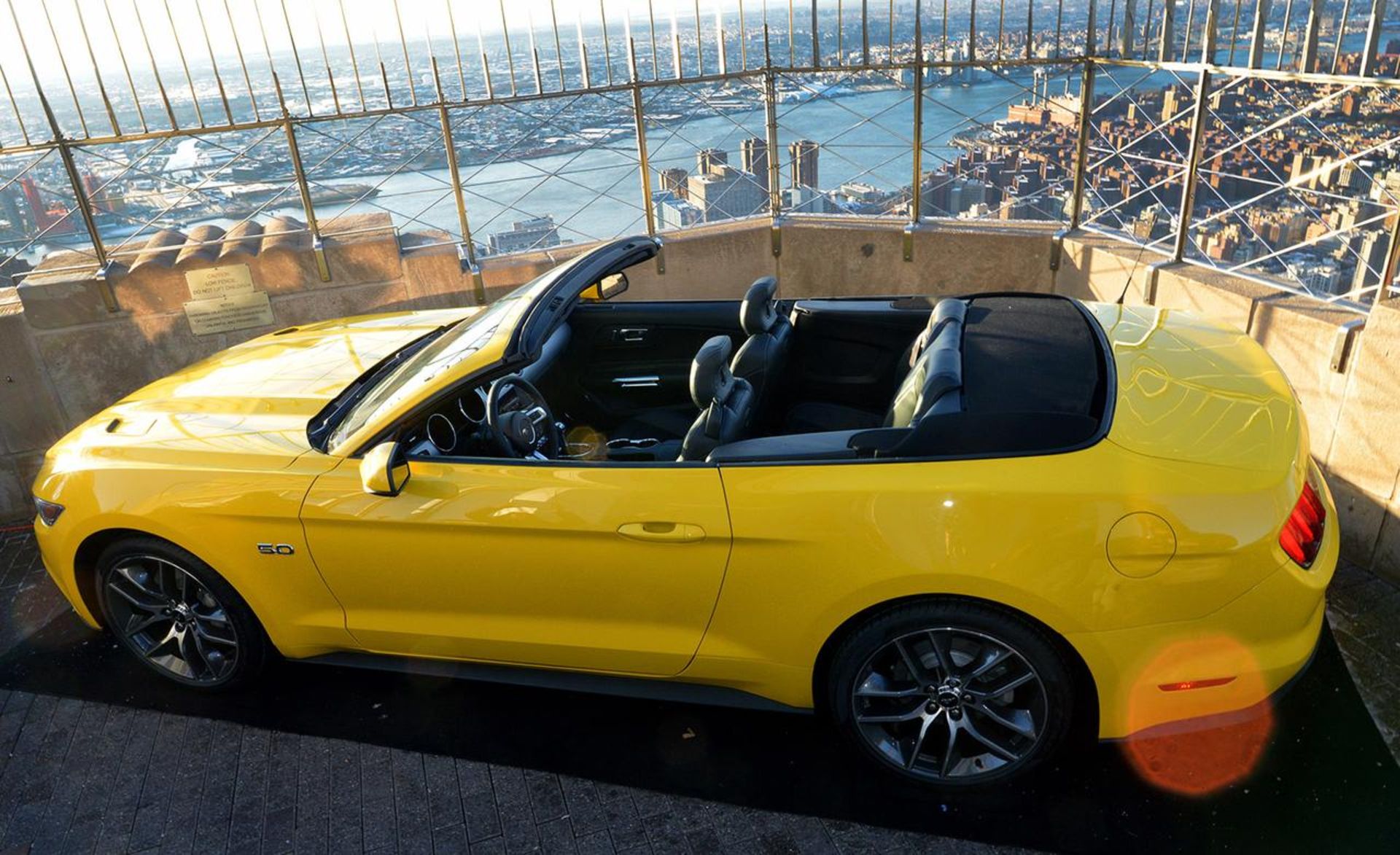 2015-ford-mustang-convertible-atop-the-empire-state-building-07