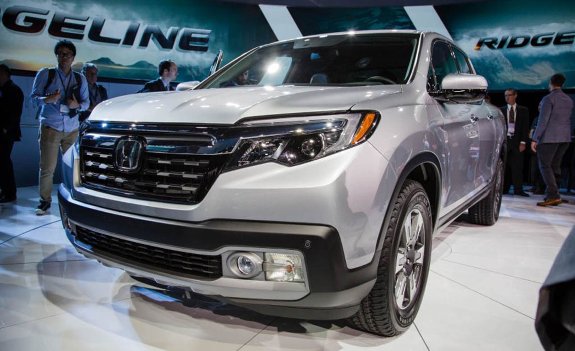 2017-Honda-Ridgeline-show-floor-103