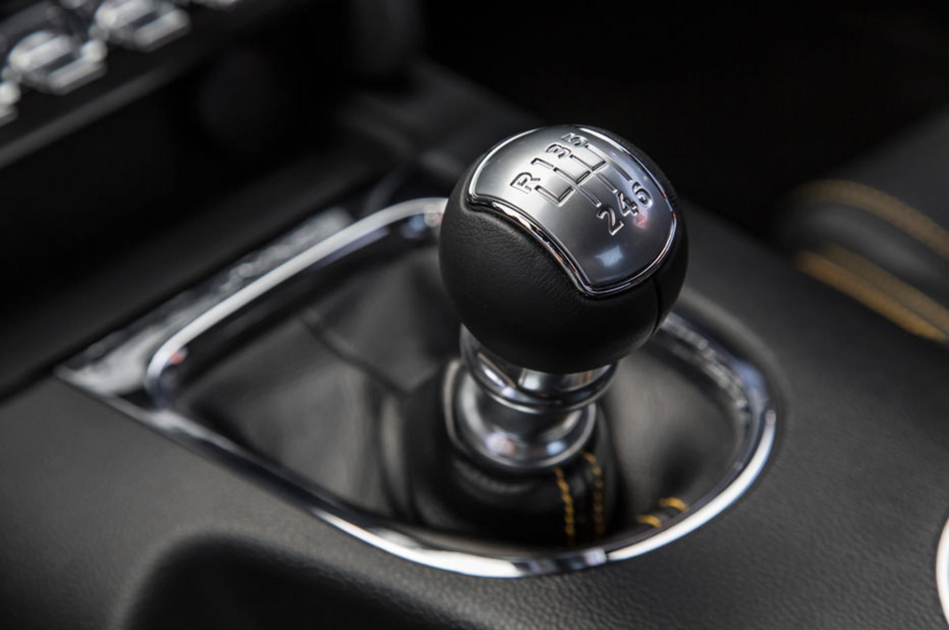 2016-Ford-Mustang-GT-gear-shifter