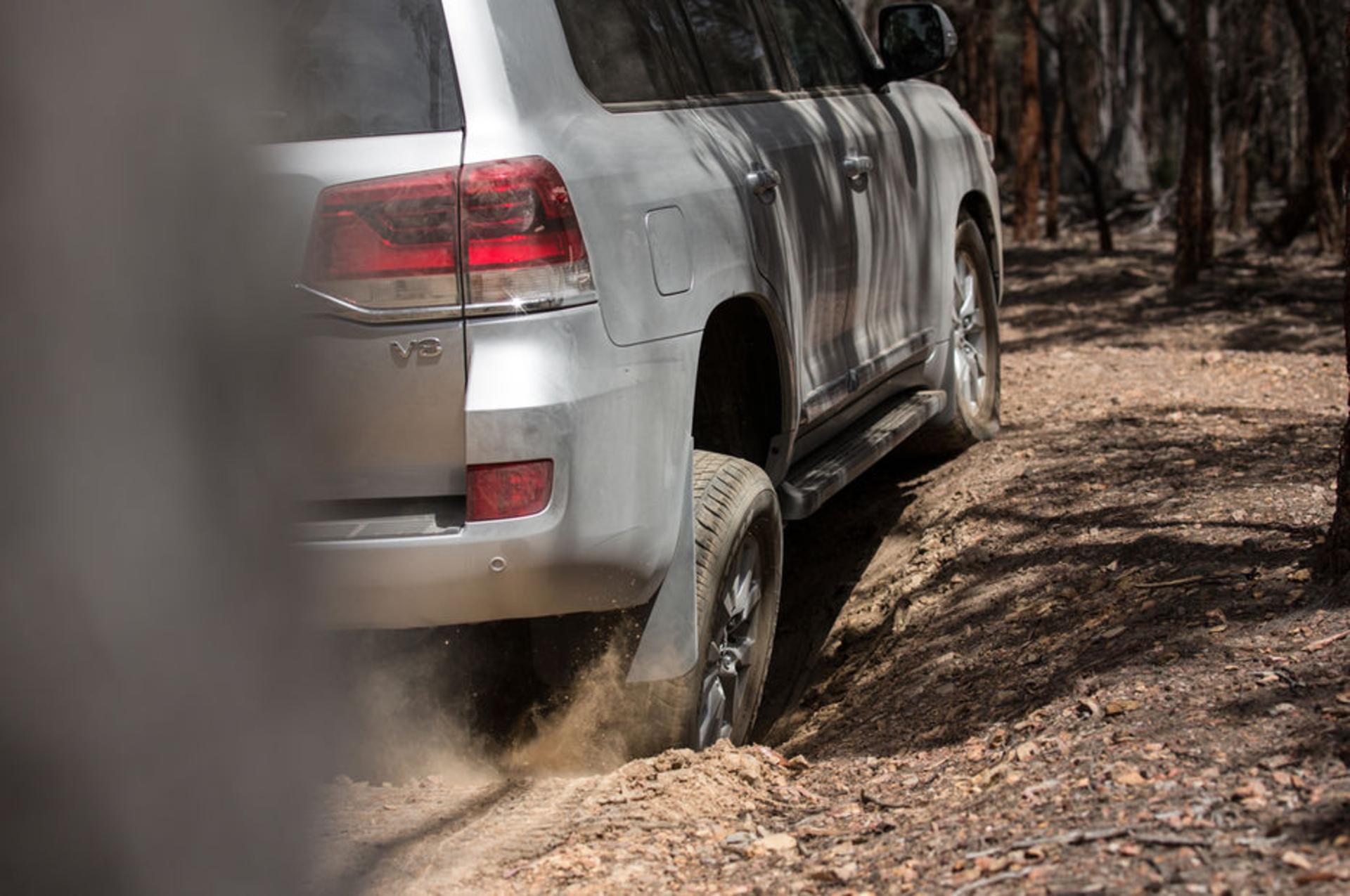 2016-Toyota-Land-Cruiser-rear-offroad
