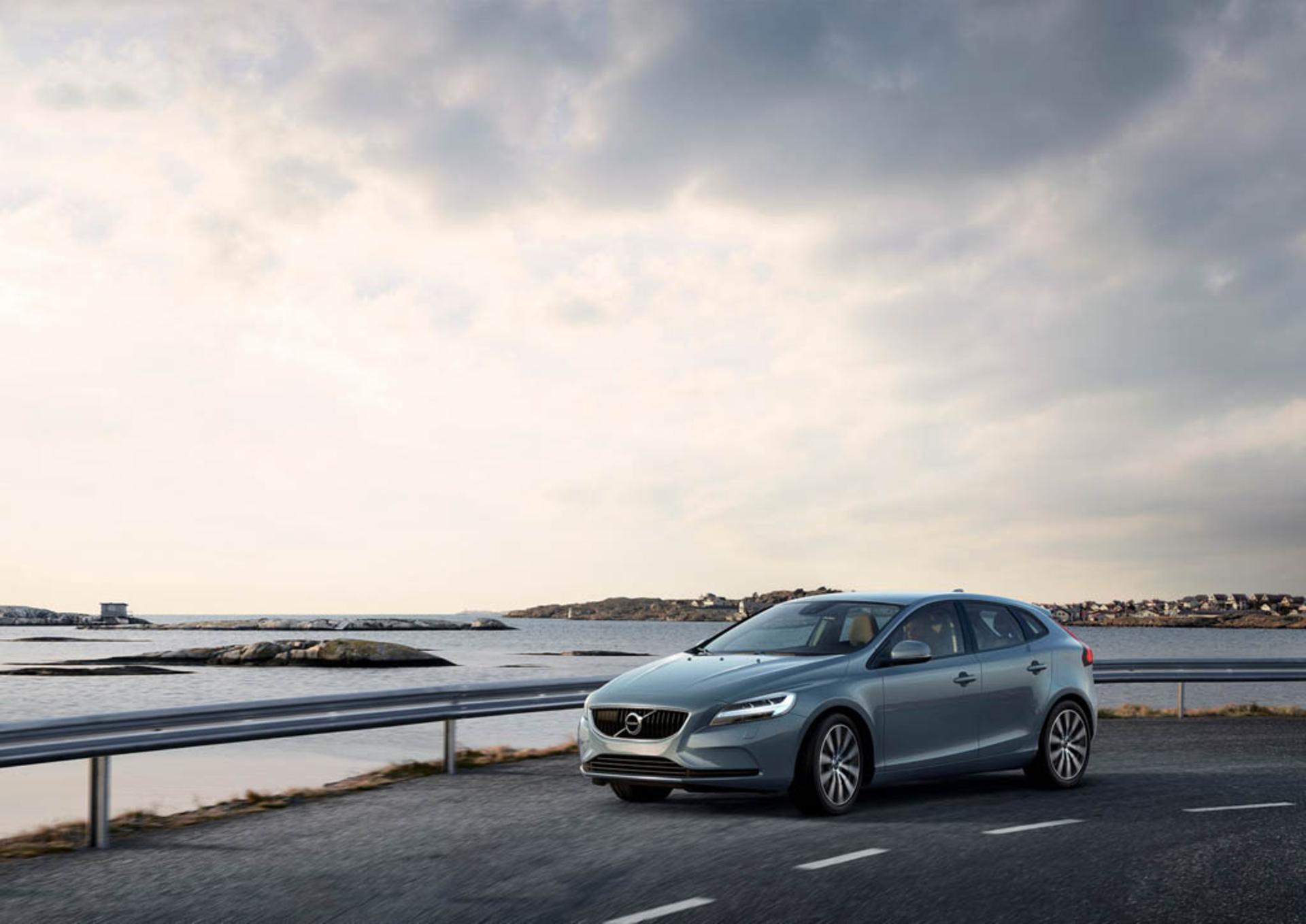 Volvo V40 T4 Momentum Location 3/4 Front