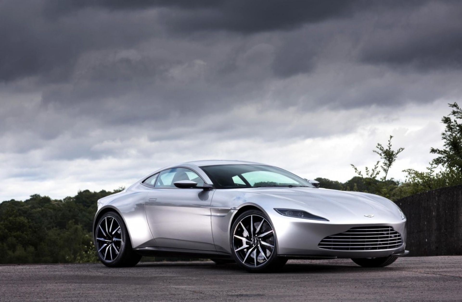 Aston-Martin DB10
