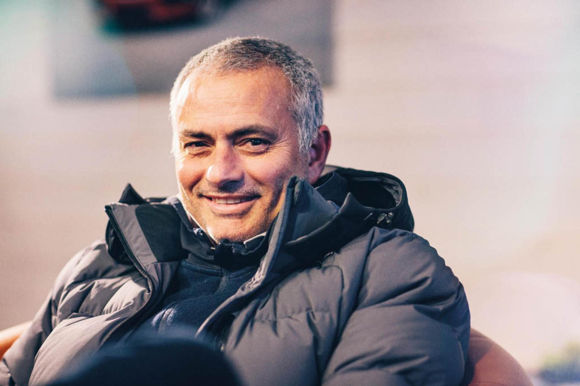 jose-mourinho-drives-the-jaguar-f-pace-on-ice_10