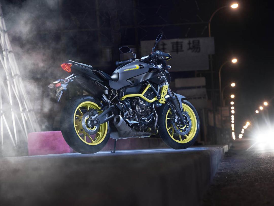 موتورسیکلت یاماها (Yamaha) MT-10 مدل ۲۰۲۶ با رینگ‌های زرد در محیط شب