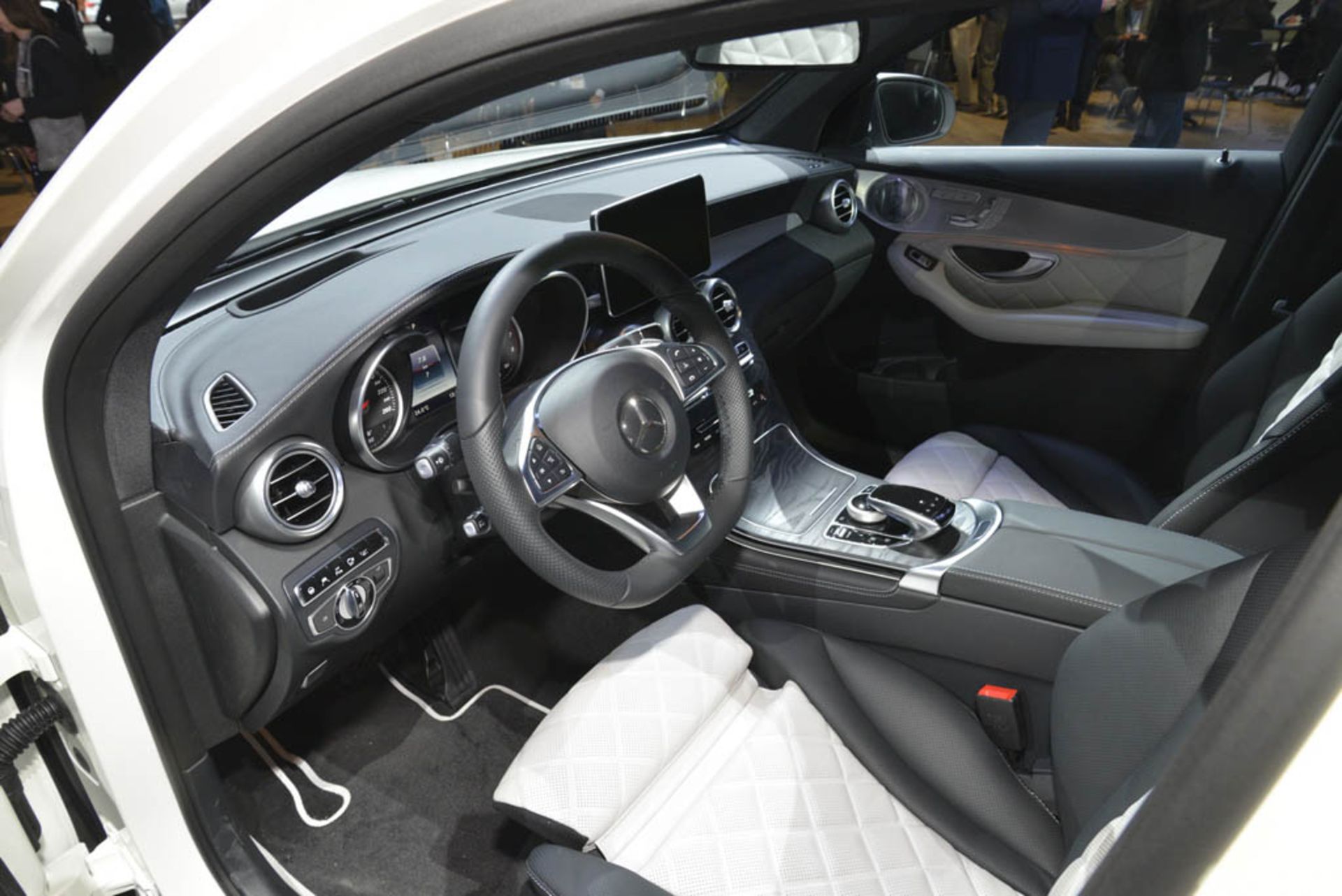 2017-MercedesGLC-Coupe-12