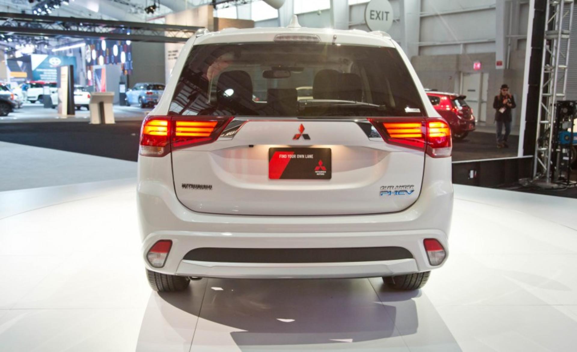 2017-Mitsubishi-Outlander-PHEV-105