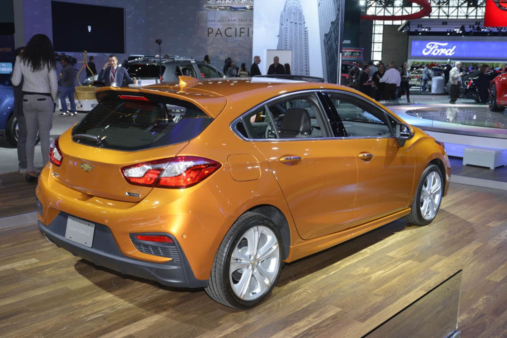 chevy-cruze-hatch-livepics-ny-2016-4