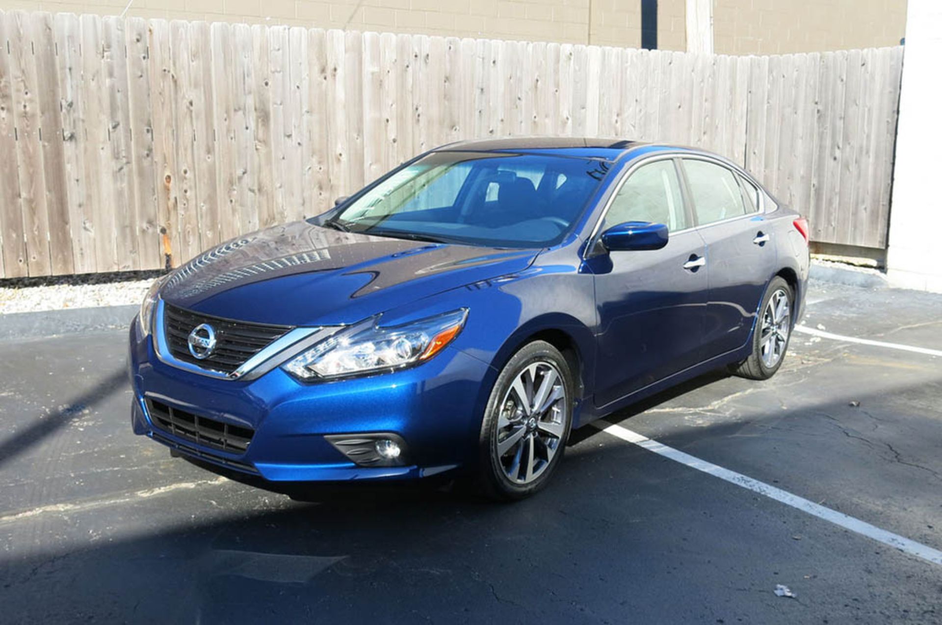 2016-nissan-altima-sr-front-three-quarter-outside
