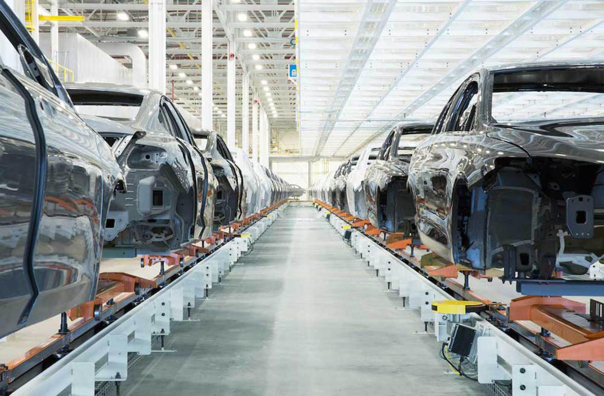 chrysler-200-factory-tour-conveyor-system