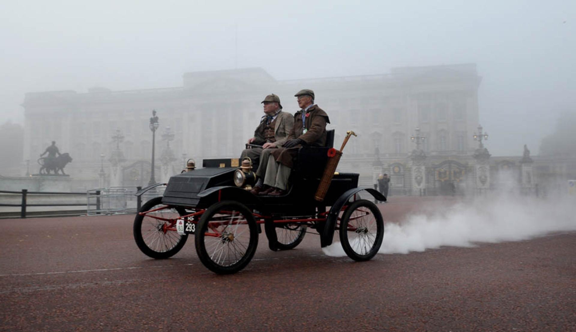 1901-Locomobile-steam-car-driven-by-Robert-Adams