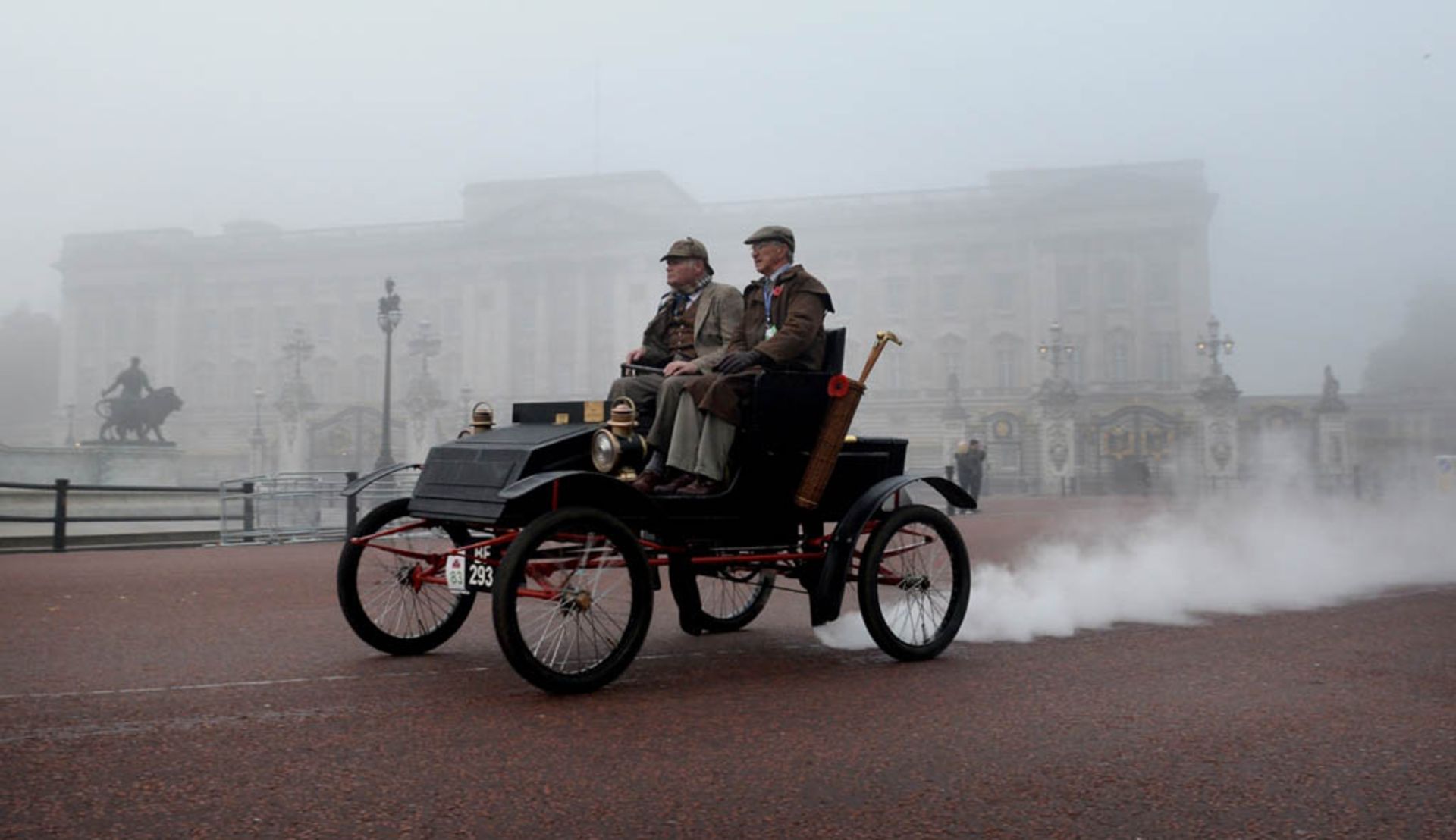 1901-Locomobile-steam-car-driven-by-Robert-Adams