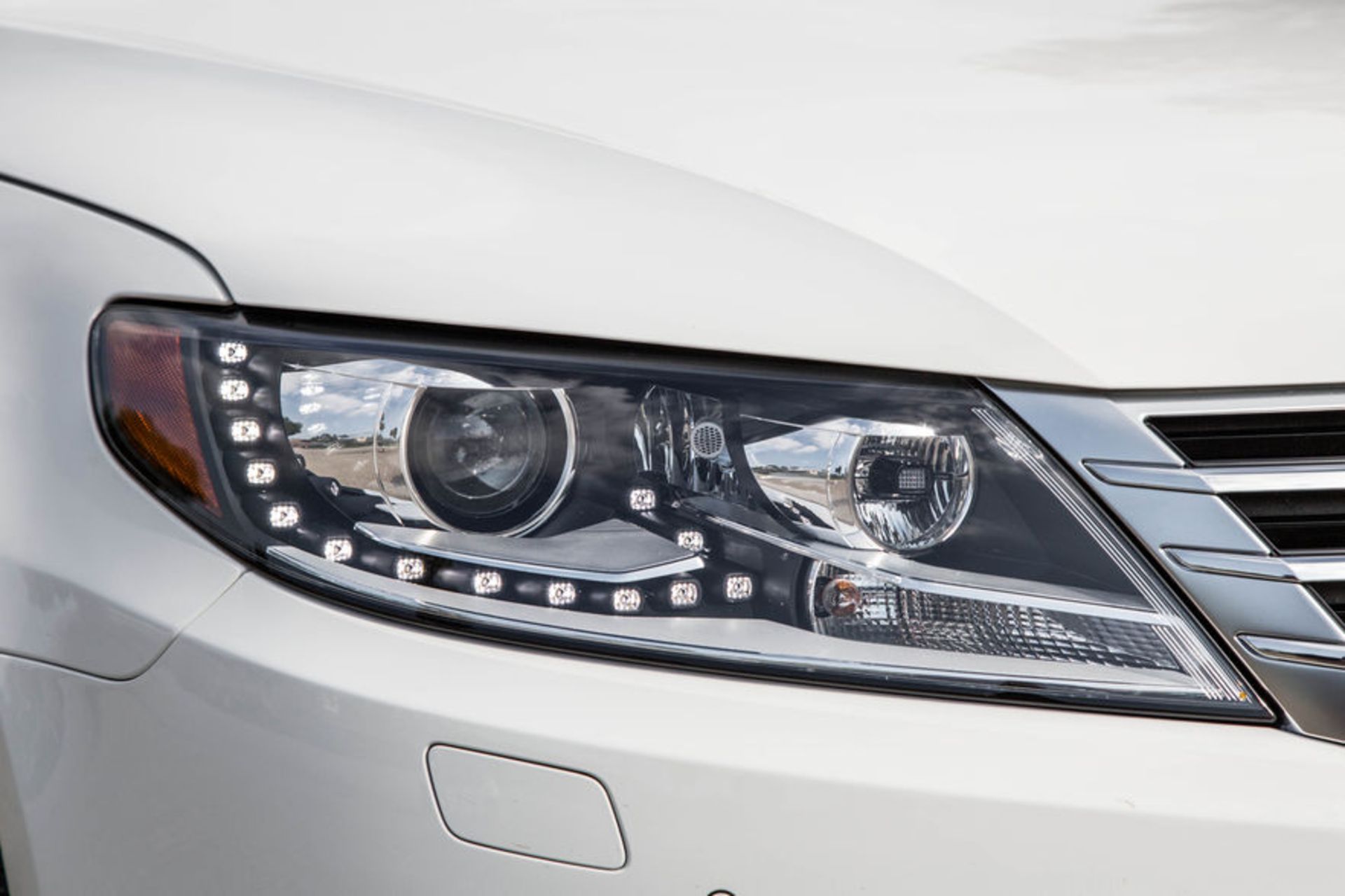 2015-Volkswagen-CC-36-4Motion-headlight