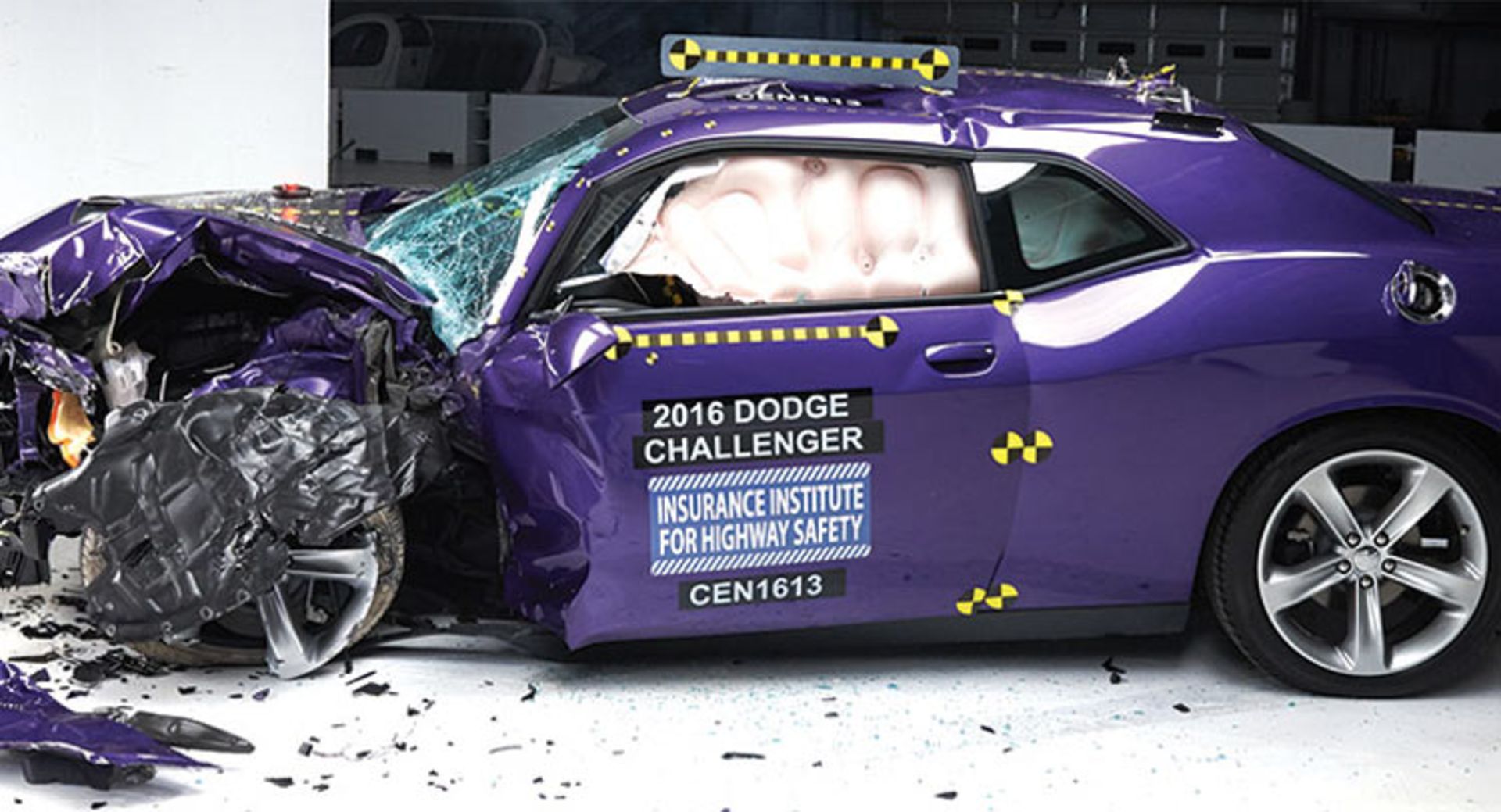 2016-dodge-challenger-iihs55