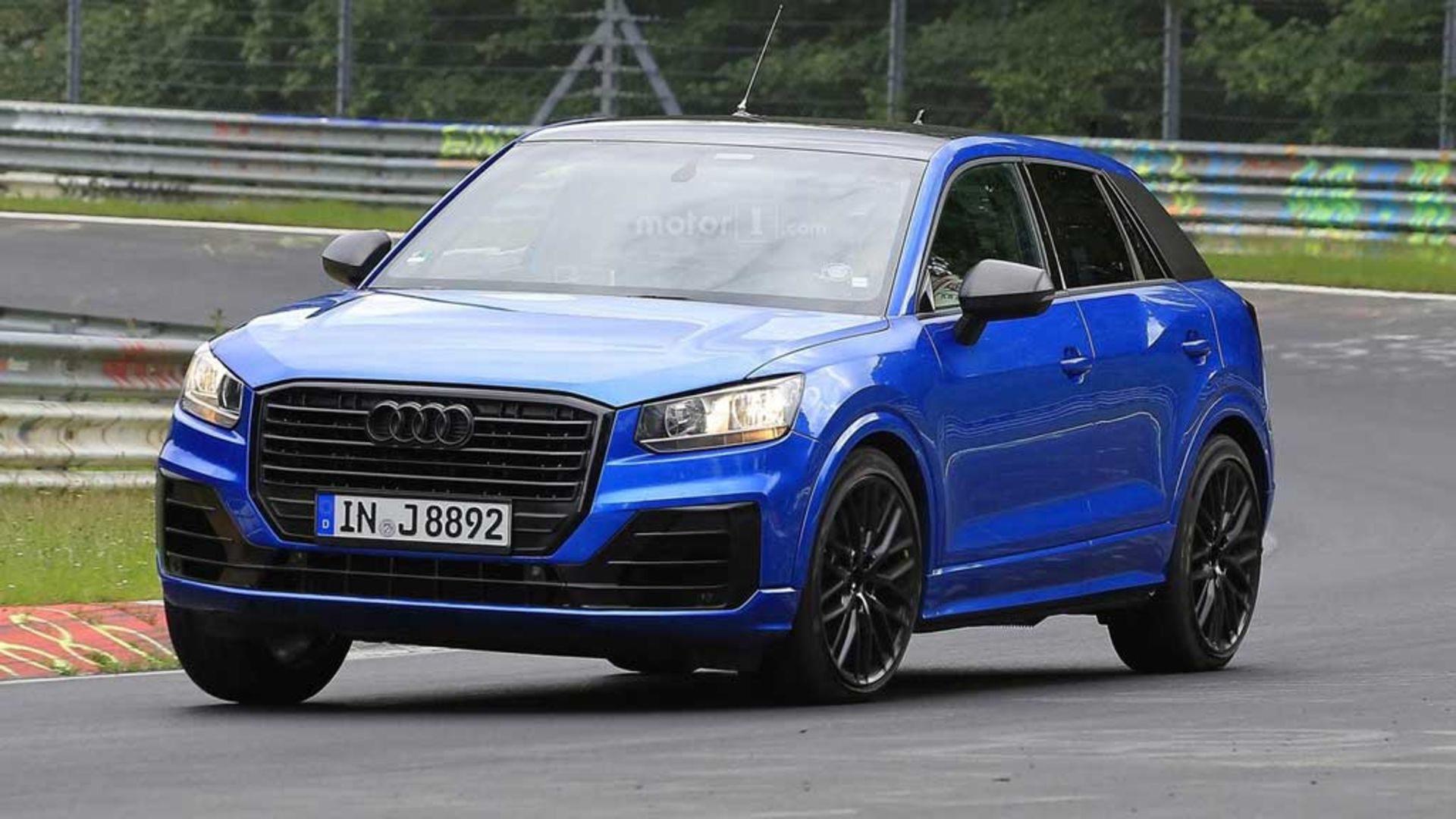 2017-audi-sq2-spy-photo
