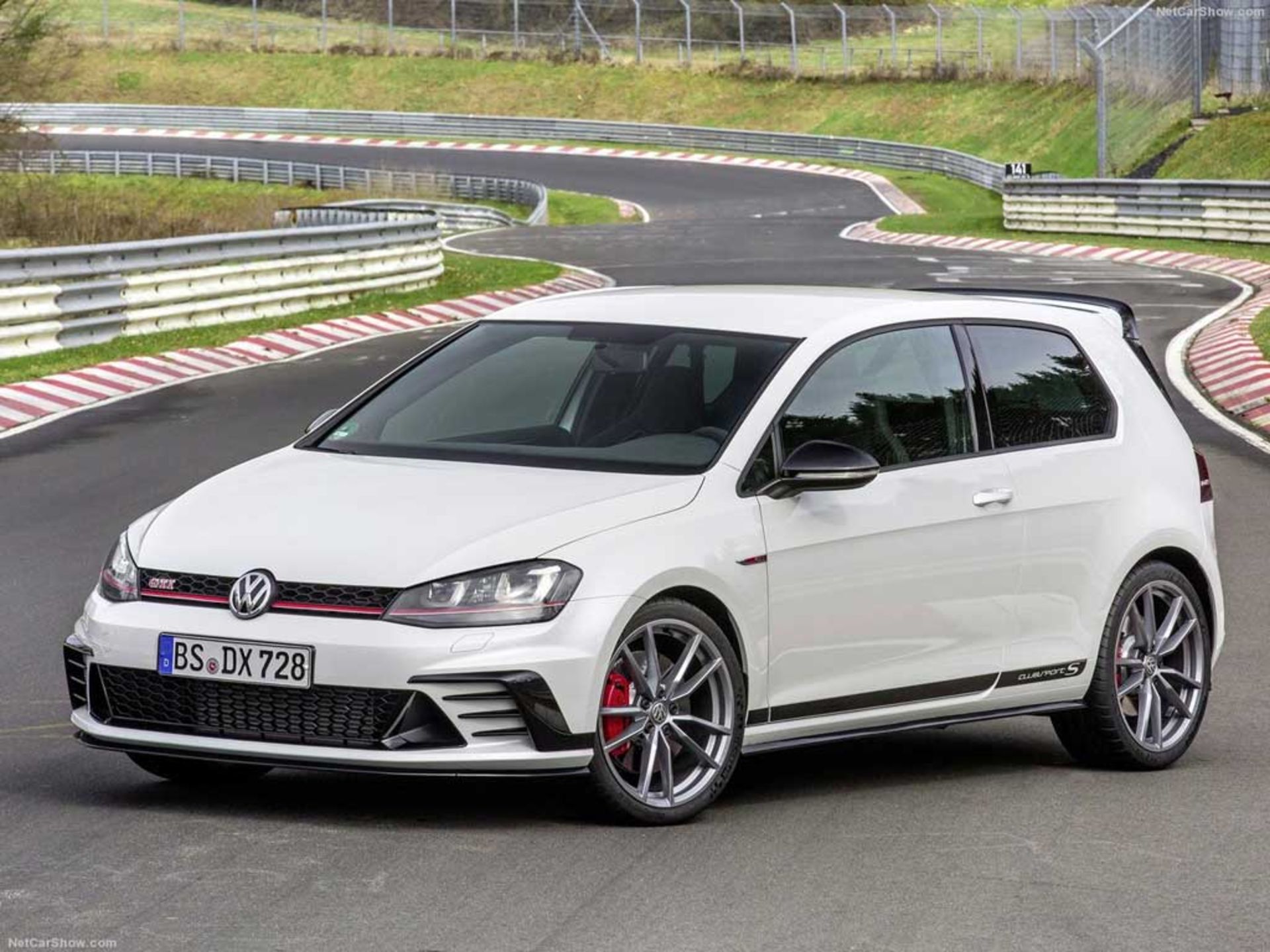 Volkswagen-Golf-2017-GTI-Cl