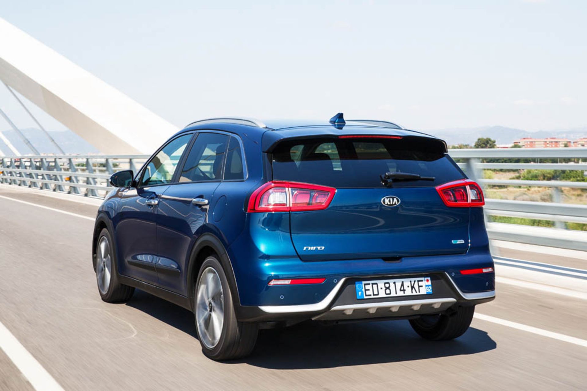 2017-kia-niro-hybrid-12