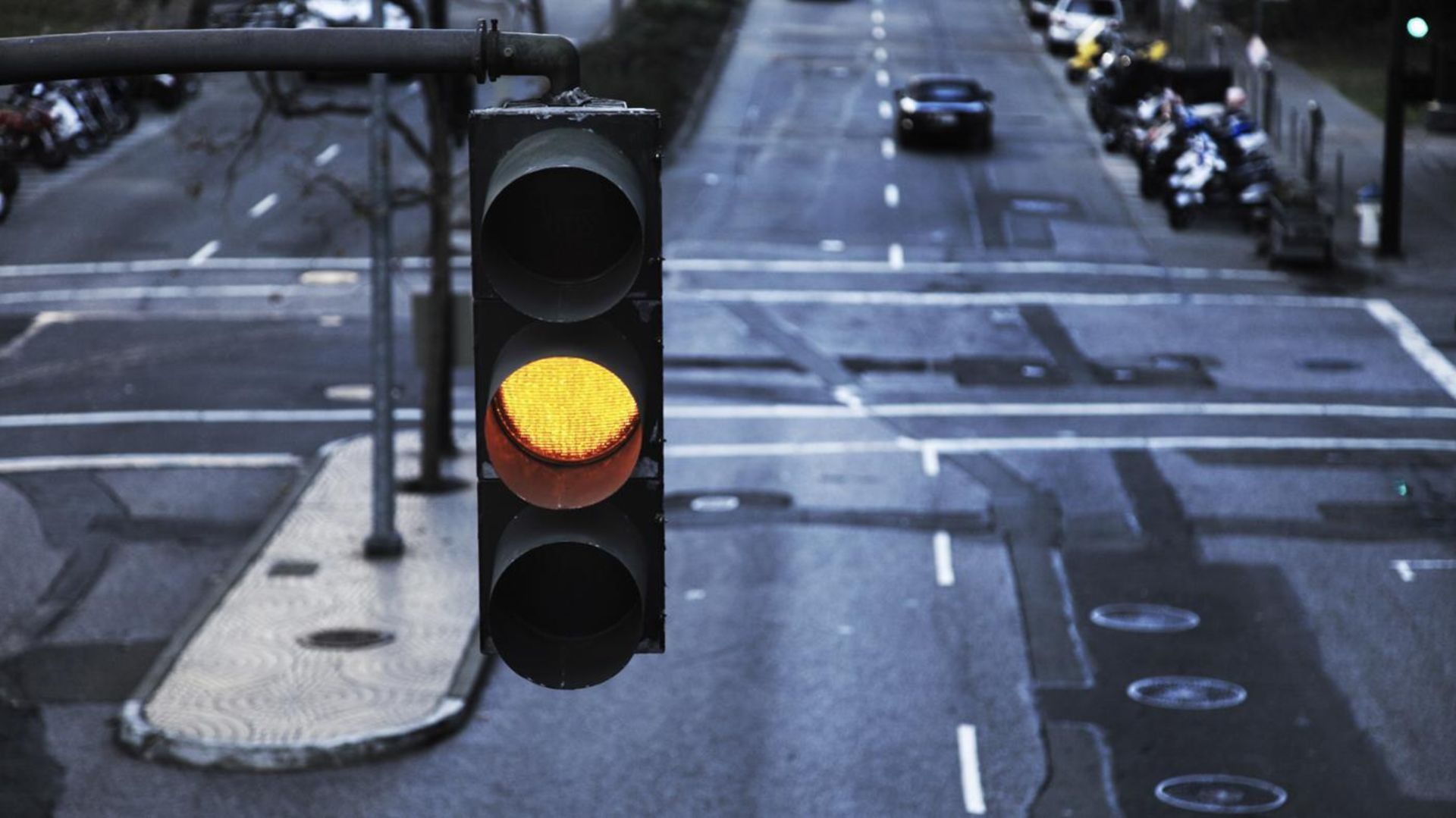 long-traffic-light-stay-yellow_