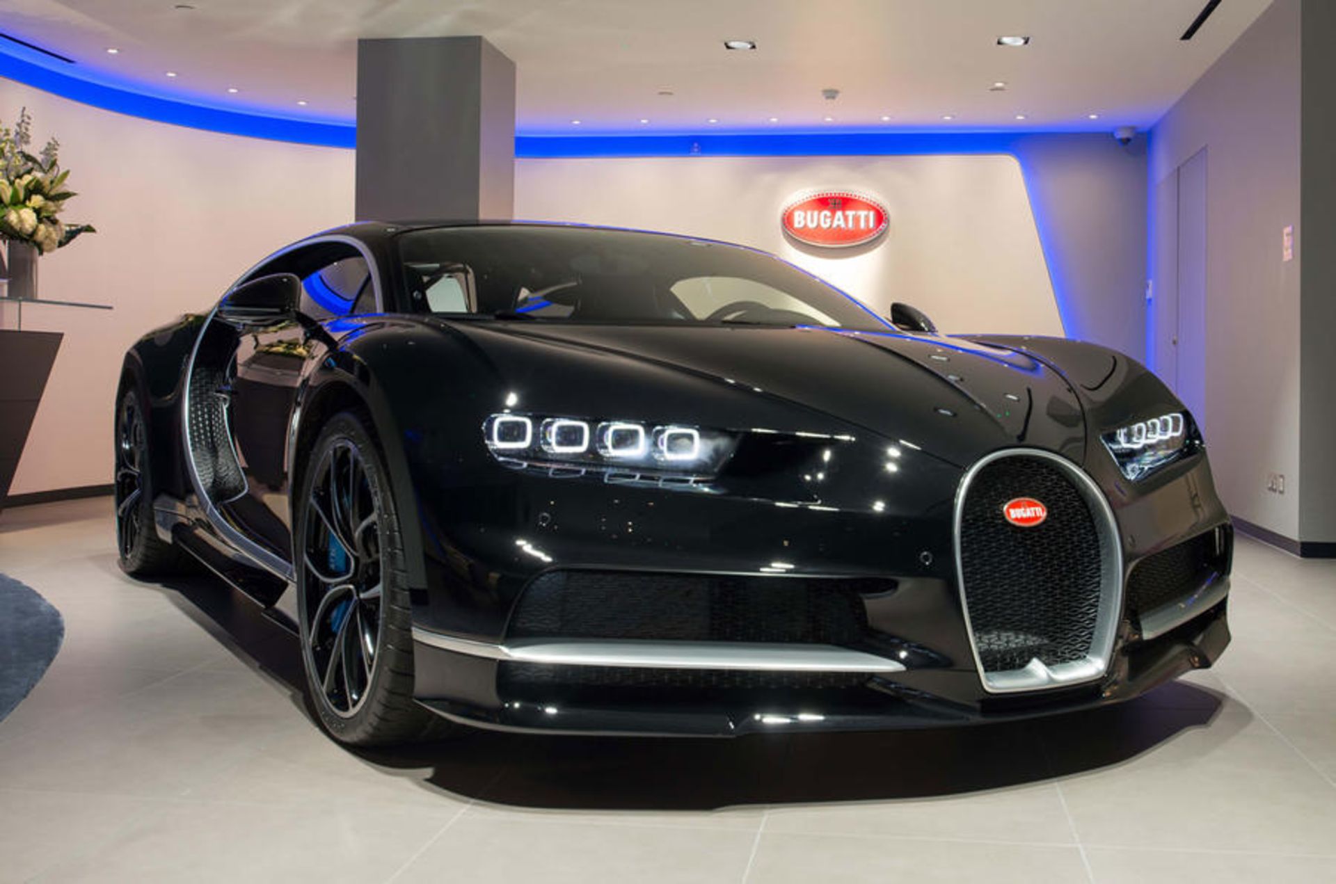 01_bugatti-london_brandwall