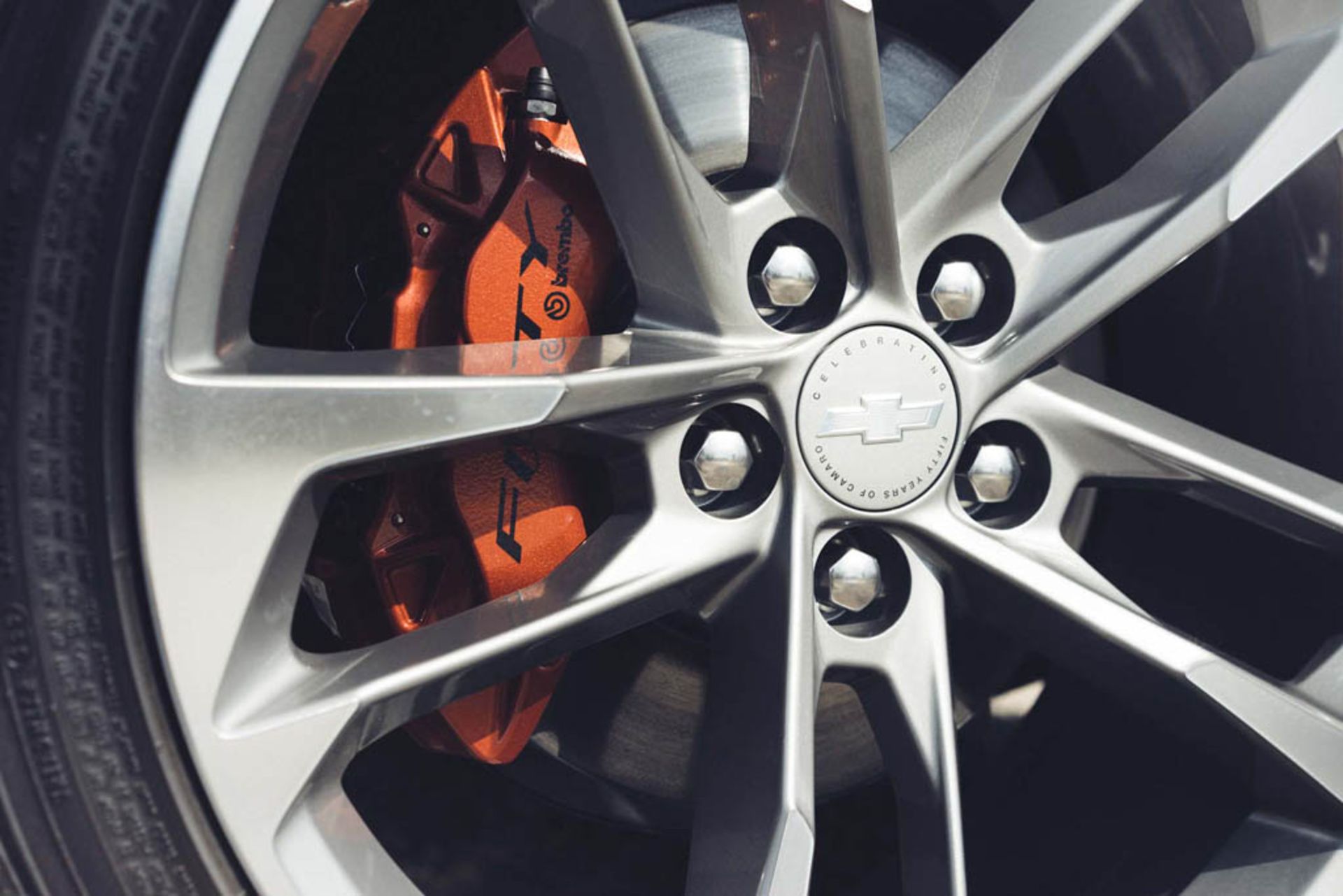 2017-Chevrolet-Camaro-50th-Anniversary-brake-calipers
