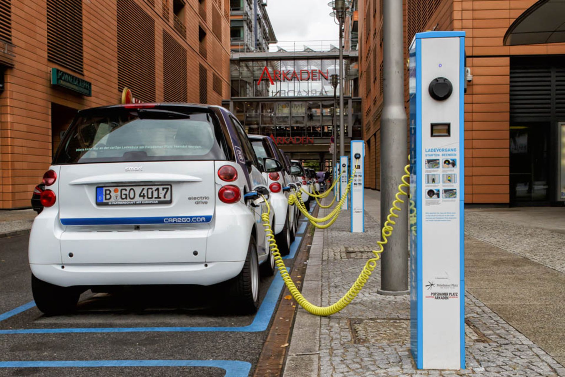 Berlin_-_Potsdamer_Platz_-_E-Mobility-Charging