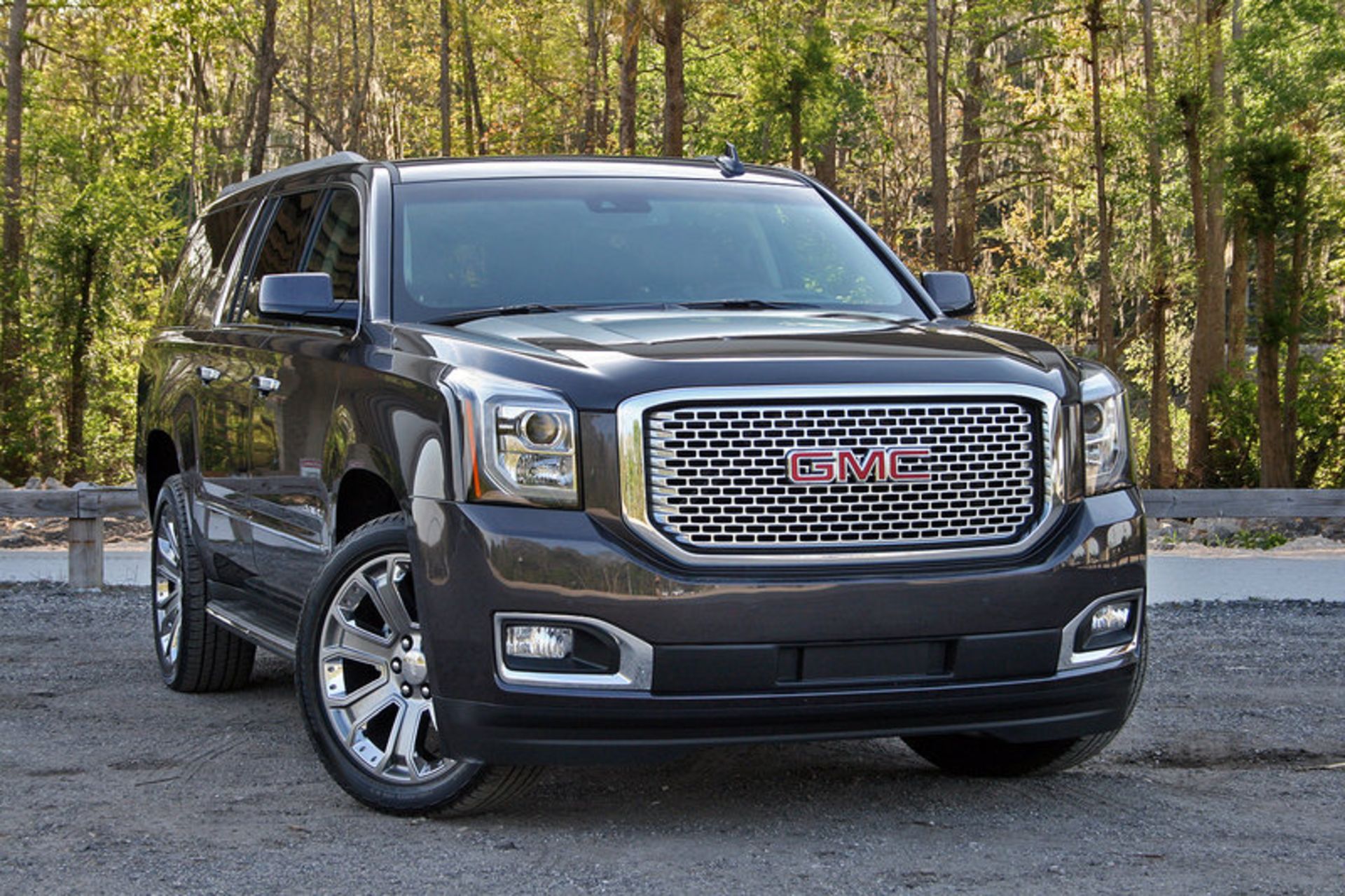 2016-gmc-yukon-xl-denali--3_800x0w