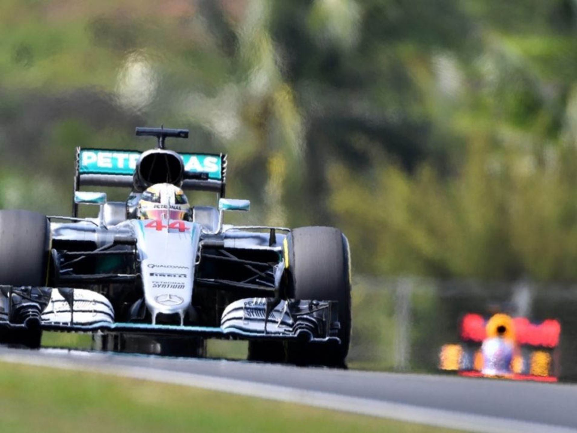 lewis_hamilton_leads_red_bull_2