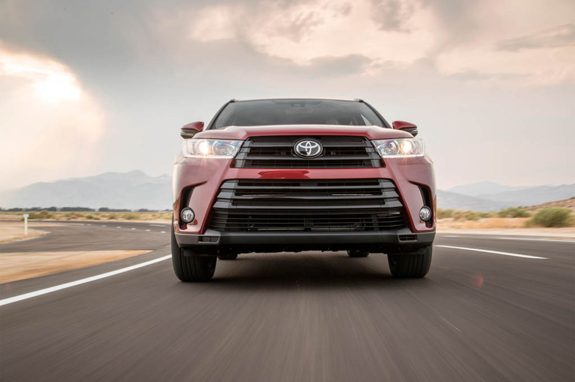 2017-toyota-highlander-se-awd-front-end-in-motion