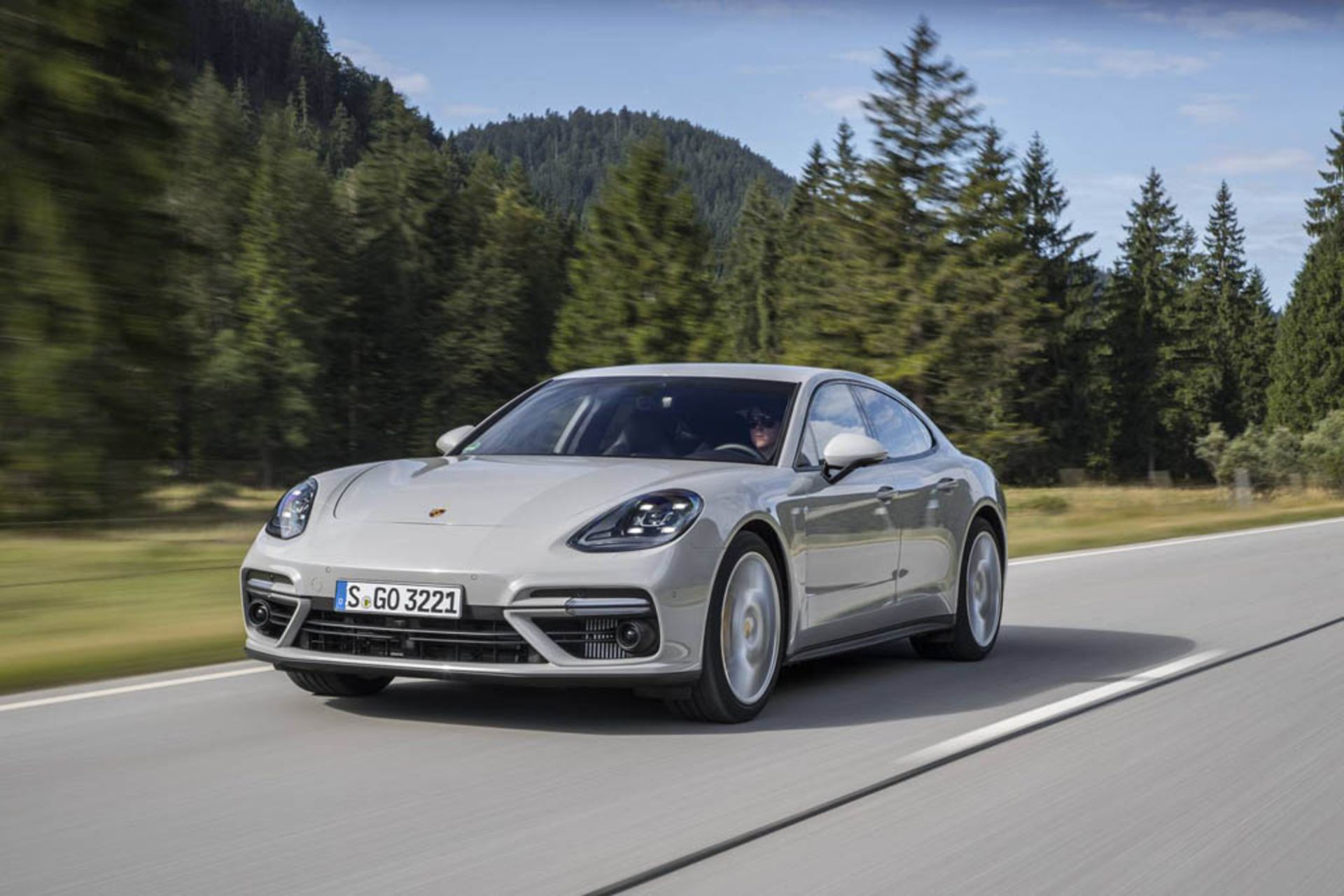 2017-porsche-panamera-turbo-17