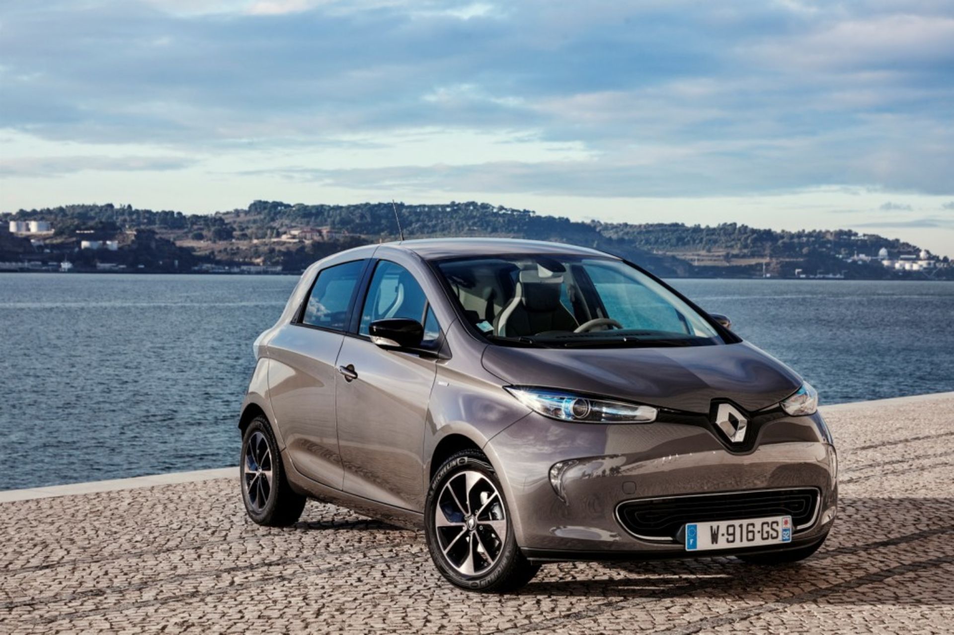 2017-renault-zoe-22