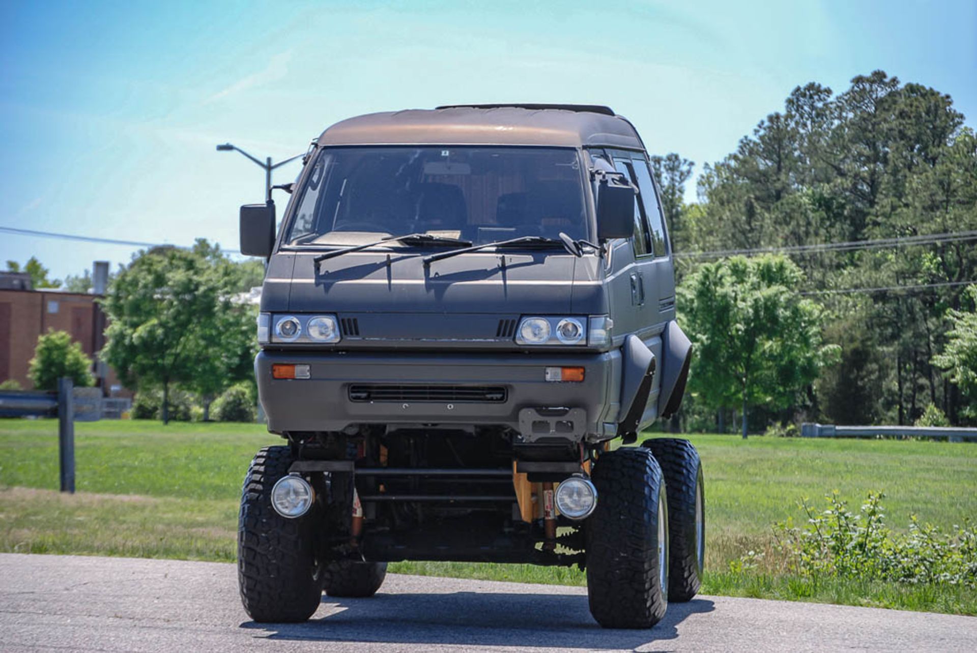 1991-mitsubishi-delica-monster-truck-01