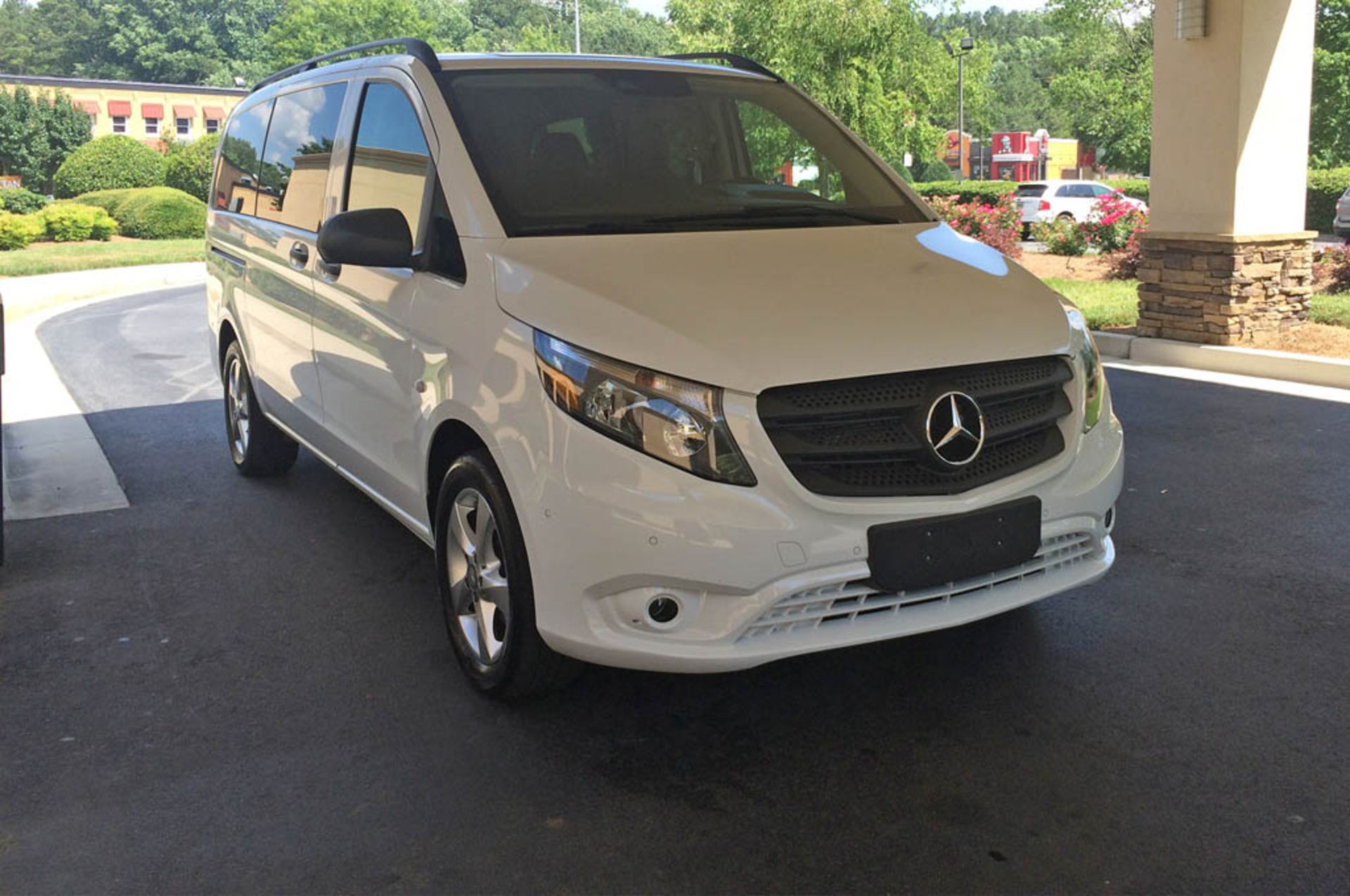 mercedes-benz-metris-passenger-van-front-three-quarter