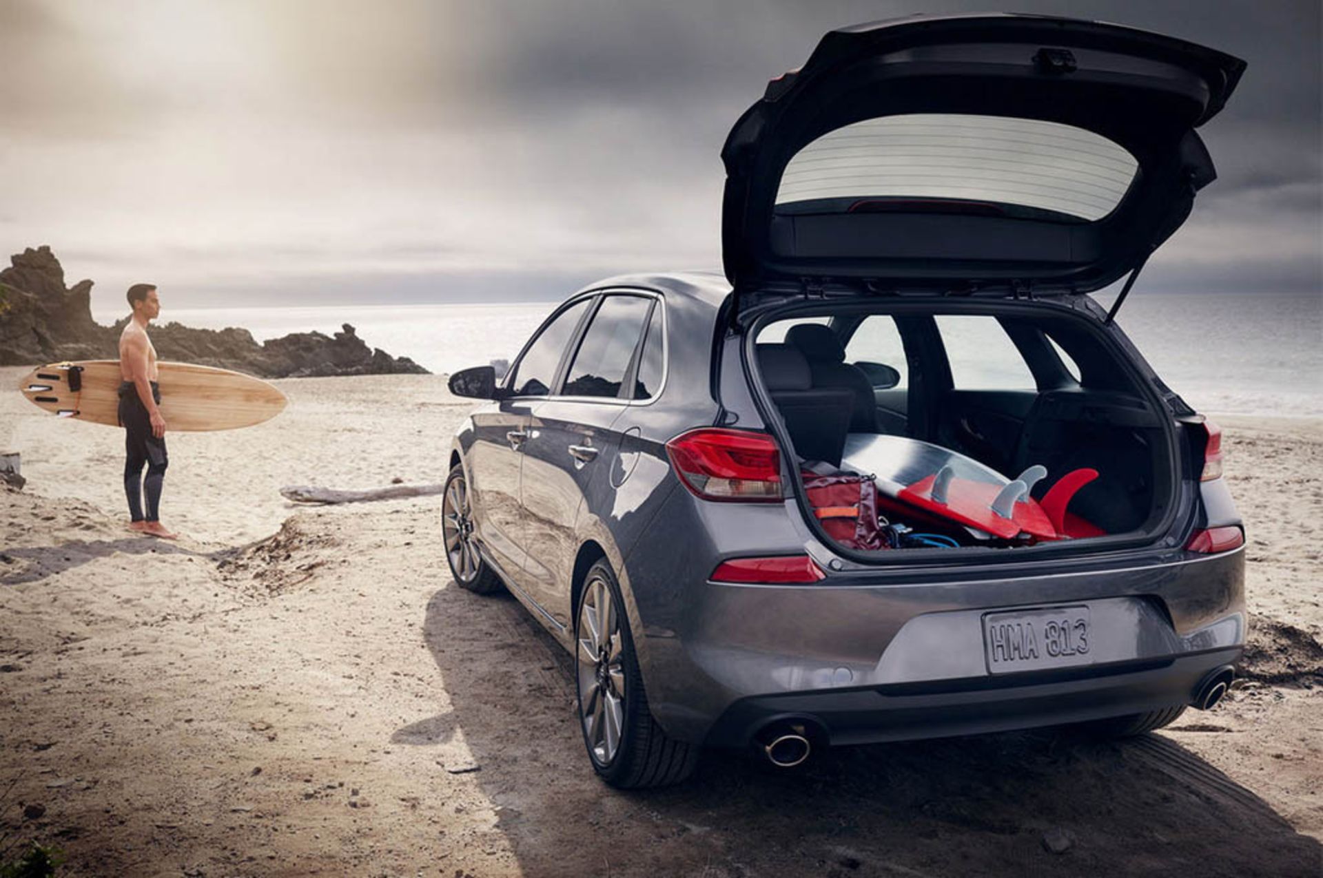 2018-hyundai-elantra-gt-cargo-space-05