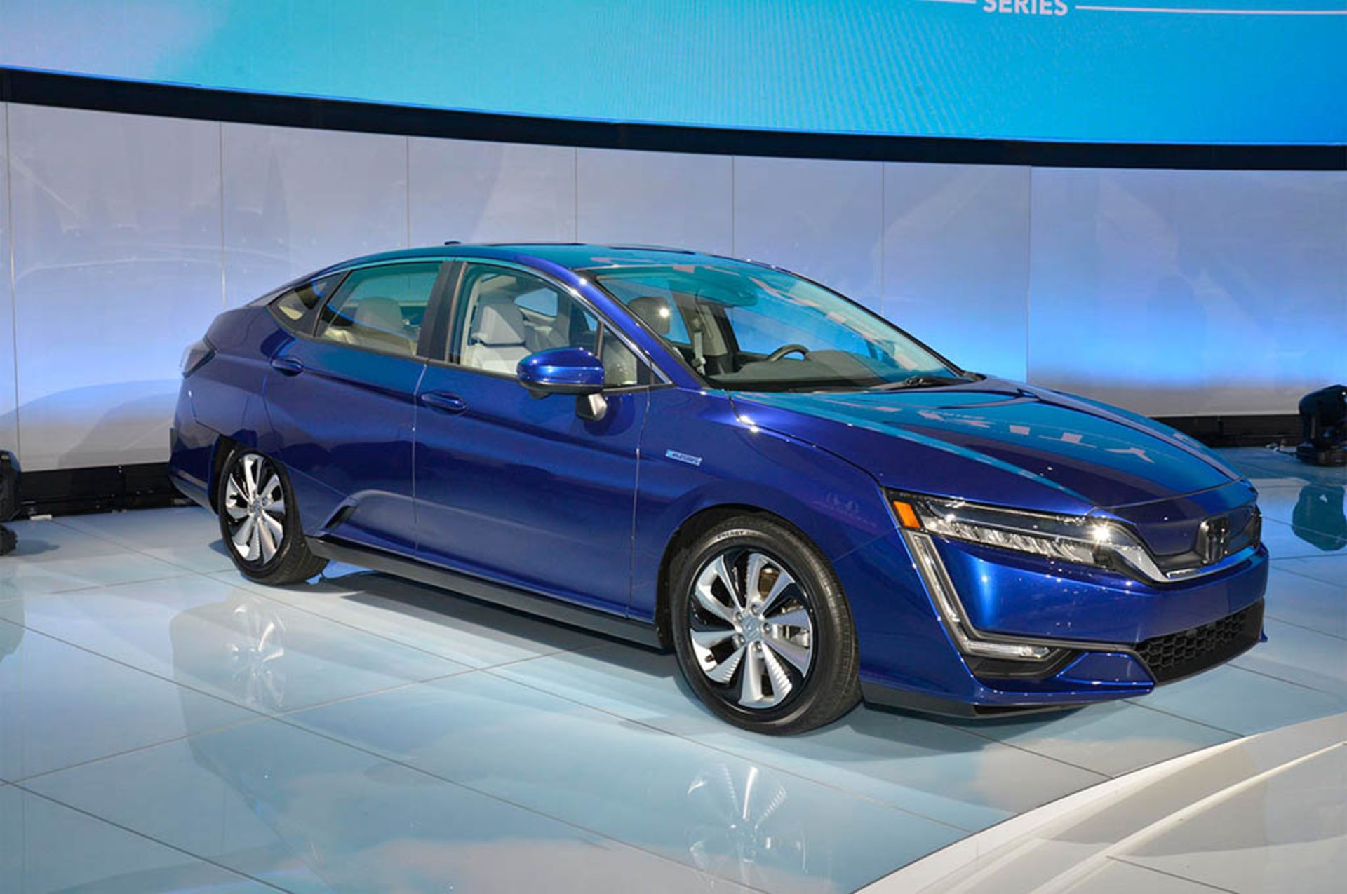 2017-Honda-Clarity-Electric-front-three-quarter-03
