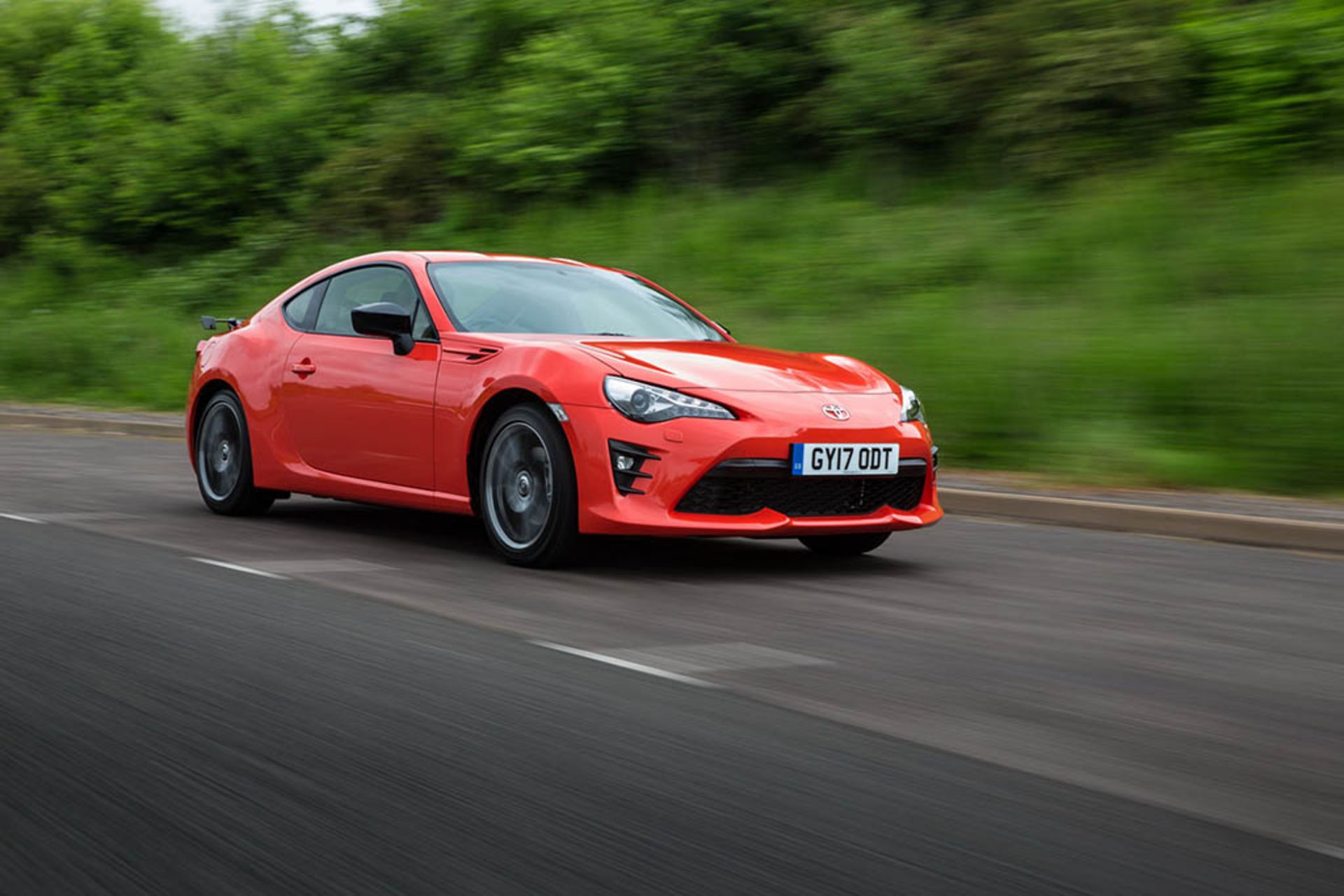 2017-toyota-gt86-club-series-orange-edition-uk-11