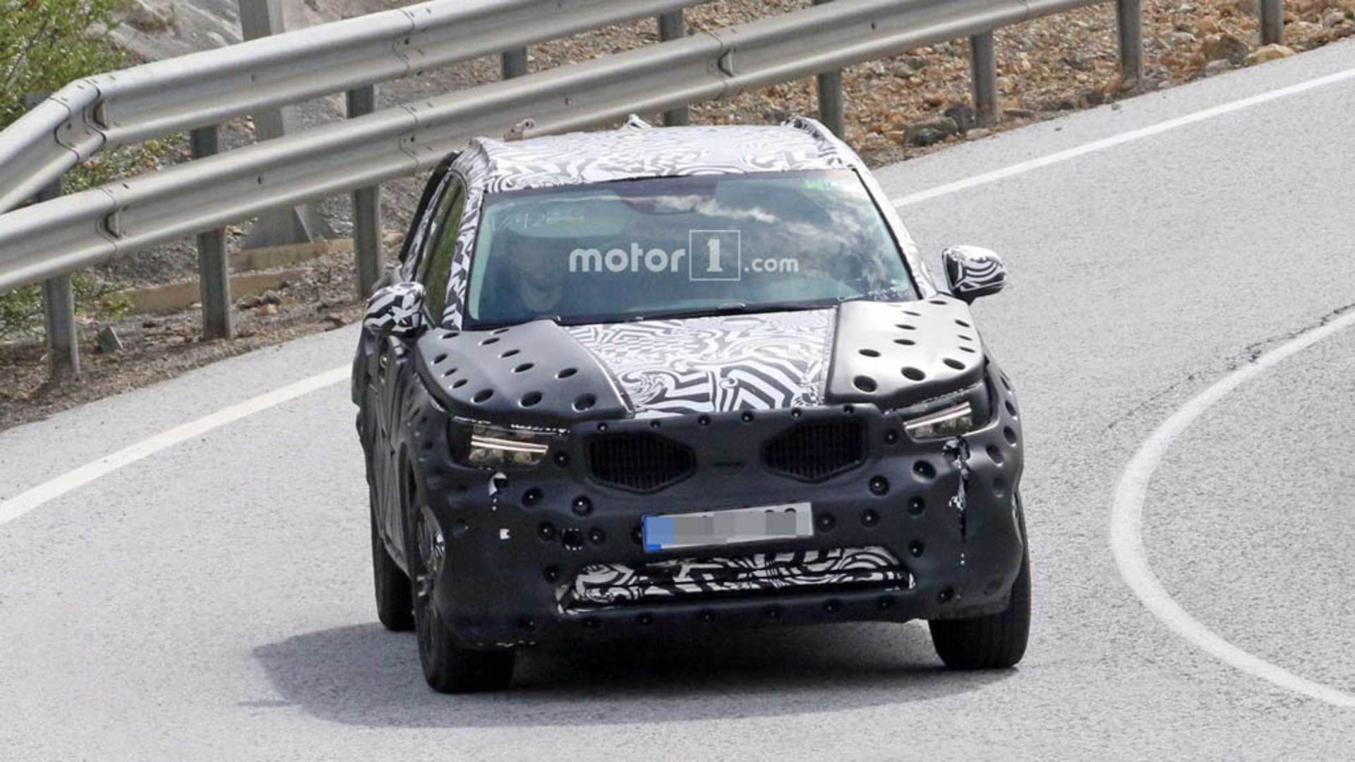 2018-volvo-xc40-spy-2