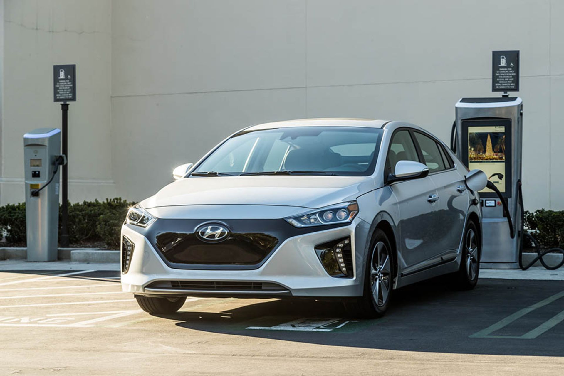 2017-hyundai-ioniq-electric-charging