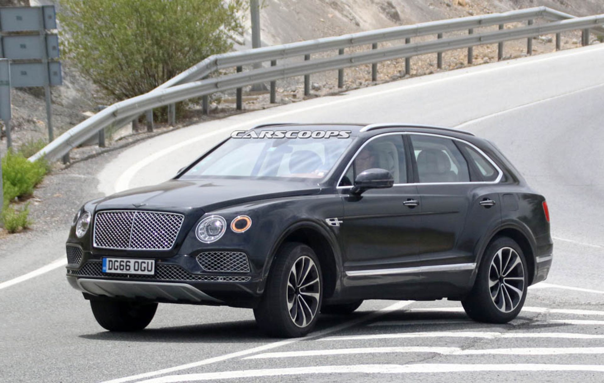 Bentley-Bentayga-PHEV-1