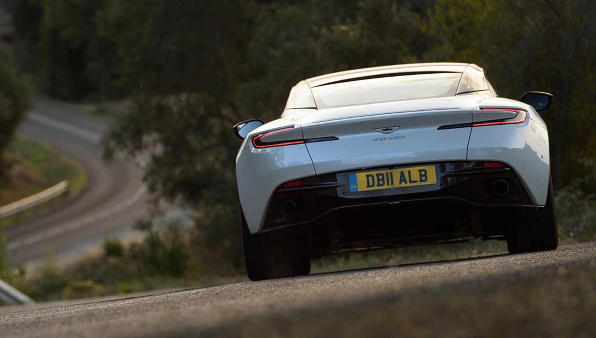 Aston-Martin-DB11-V8-32