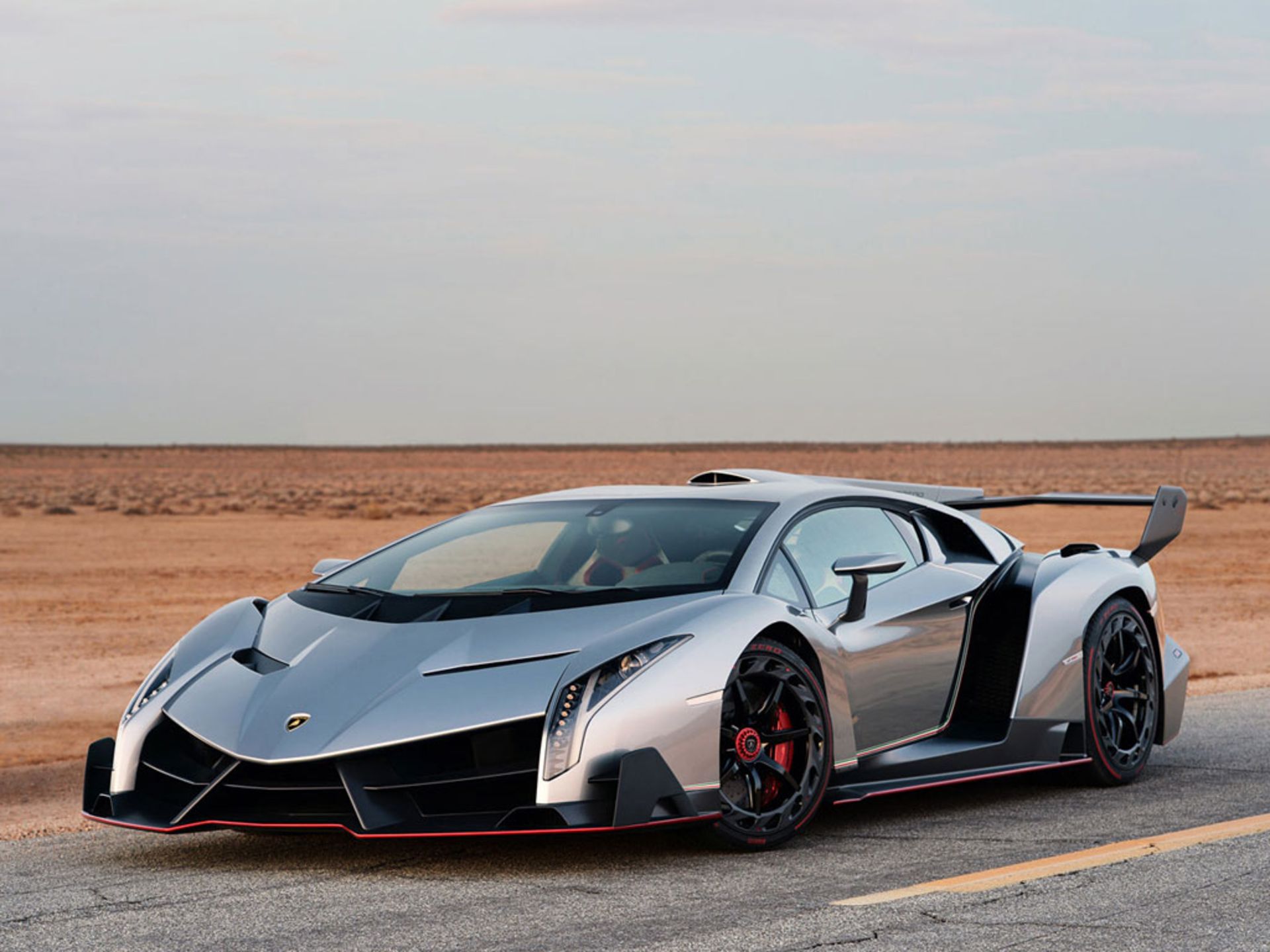 Lamborghini-Veneno-2014-03