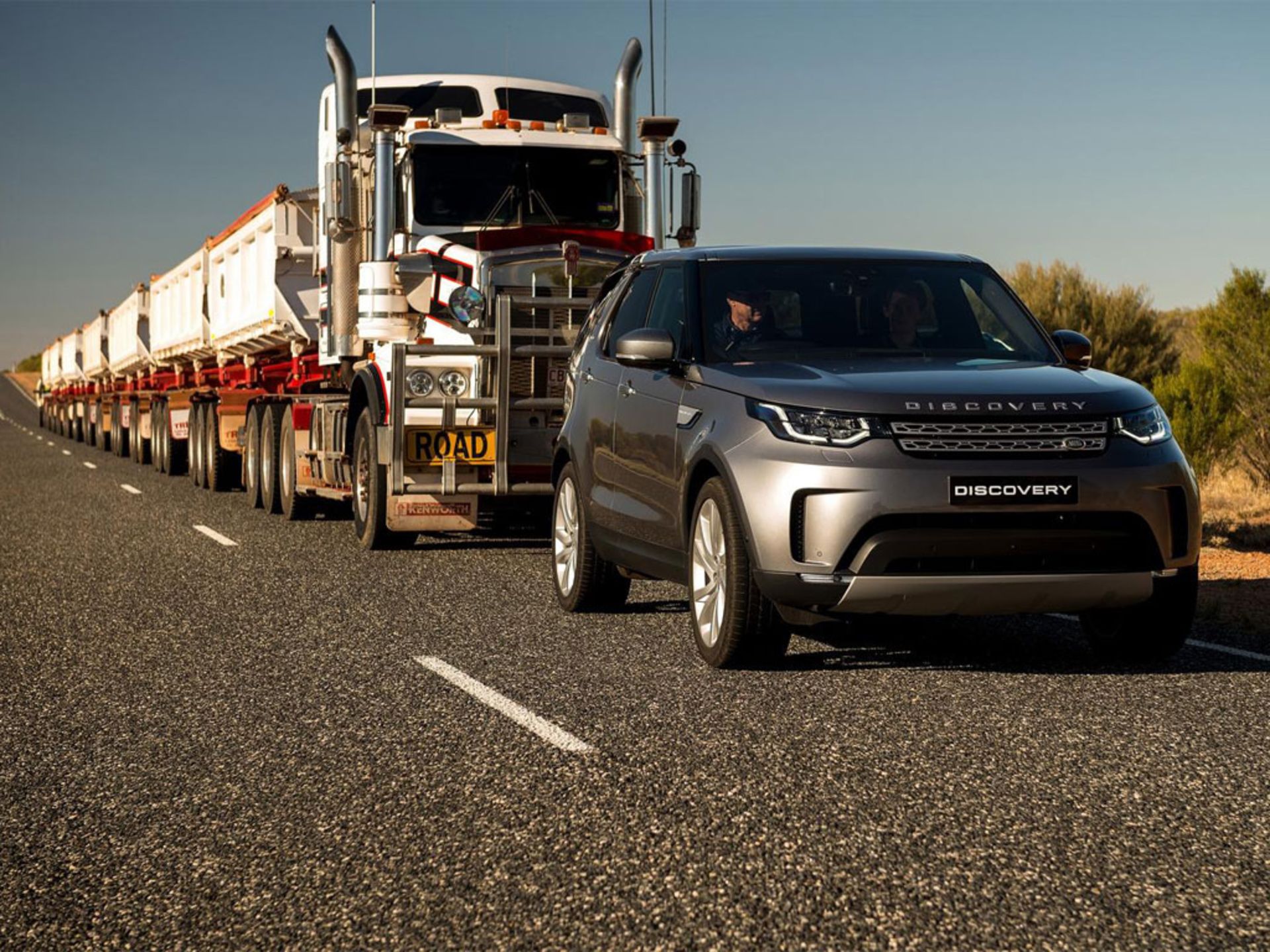 Land-Rover-Discovery-Tows-3