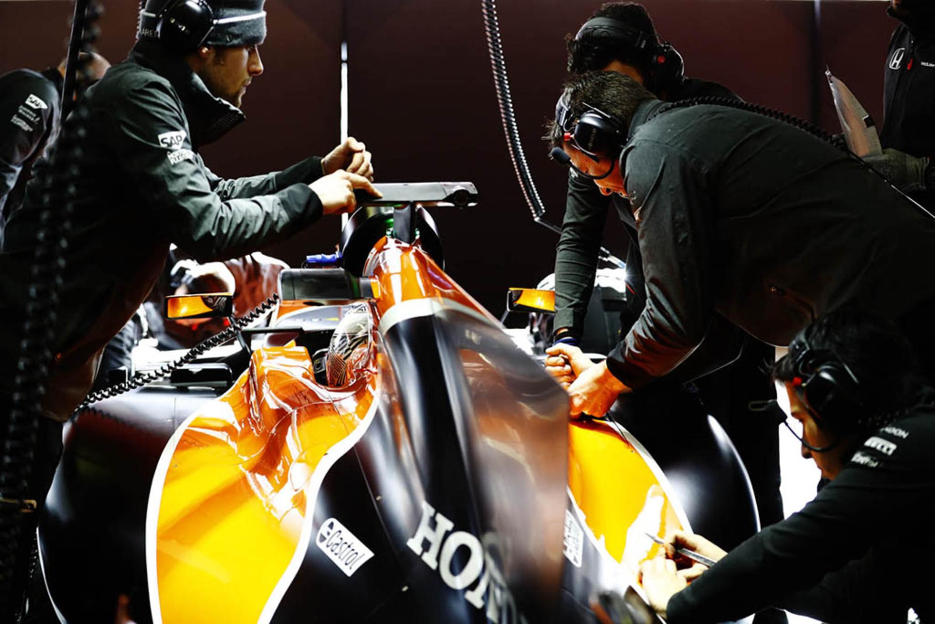 McLaren-Renault-Engines-F1-3
