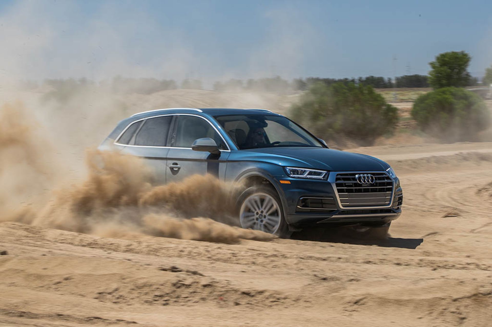 2018-Audi-Q5-front-three-quarter-in-motion-01
