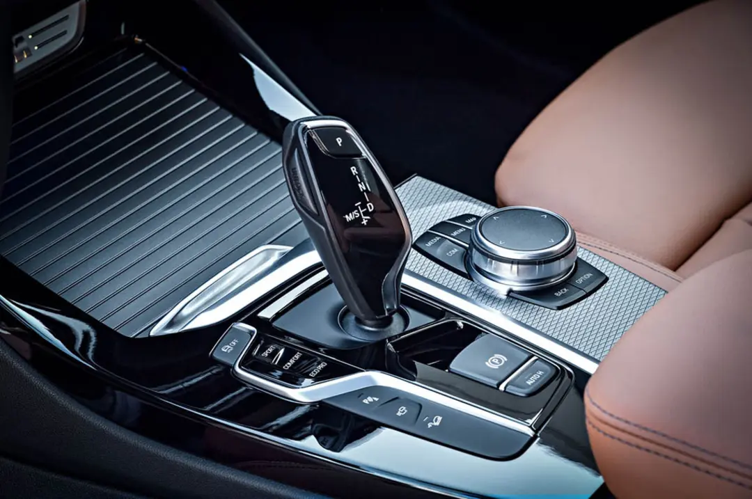 2018-BMW-X3-M40i-shifter