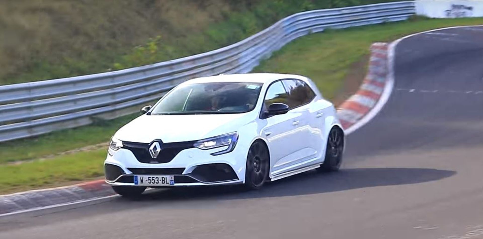 2018-renault-megane-rs-chases-nurburgring-2