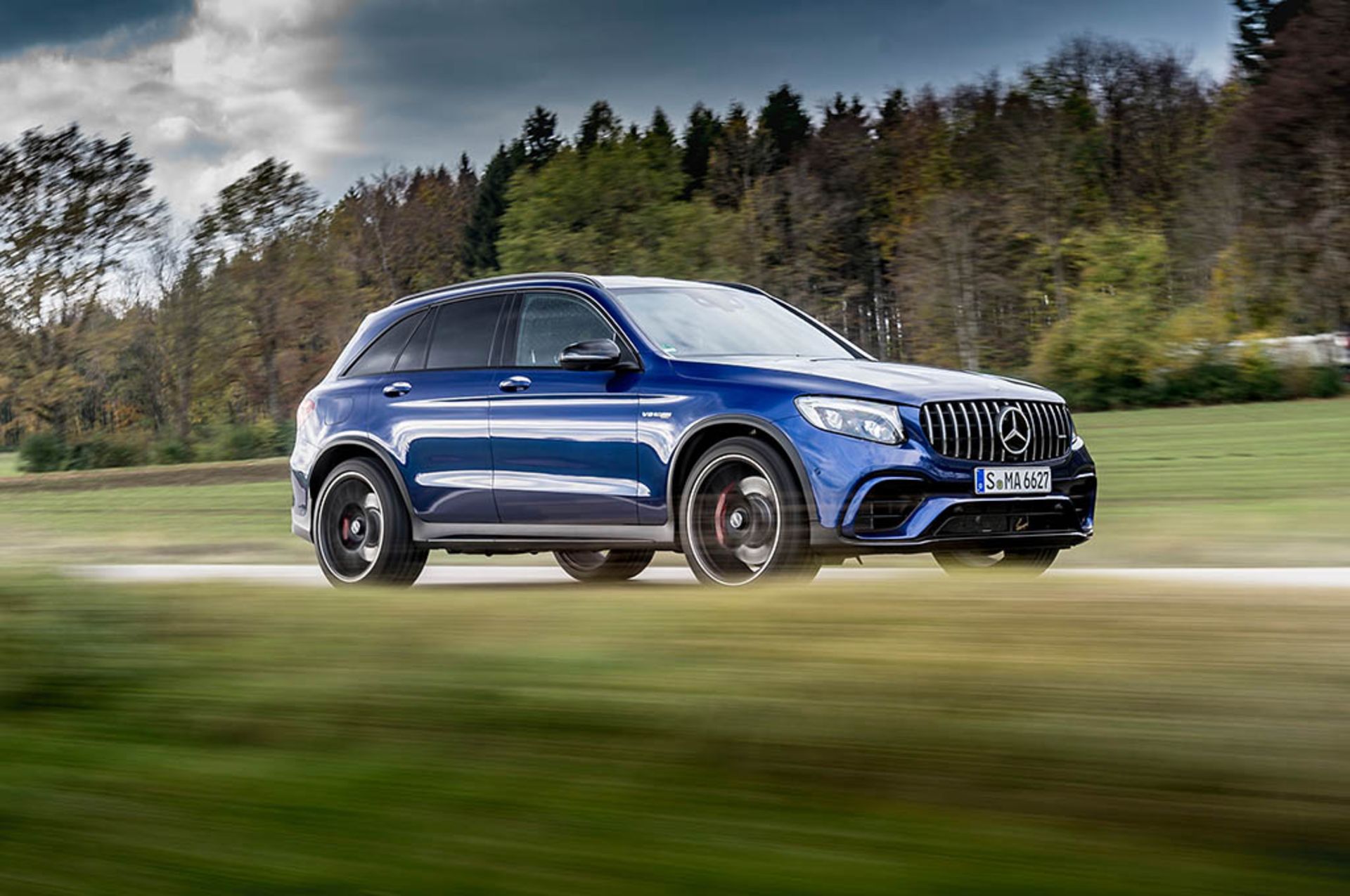 2018-Mercedes-AMG-GLC63-AMG-S-side-in-motion-05