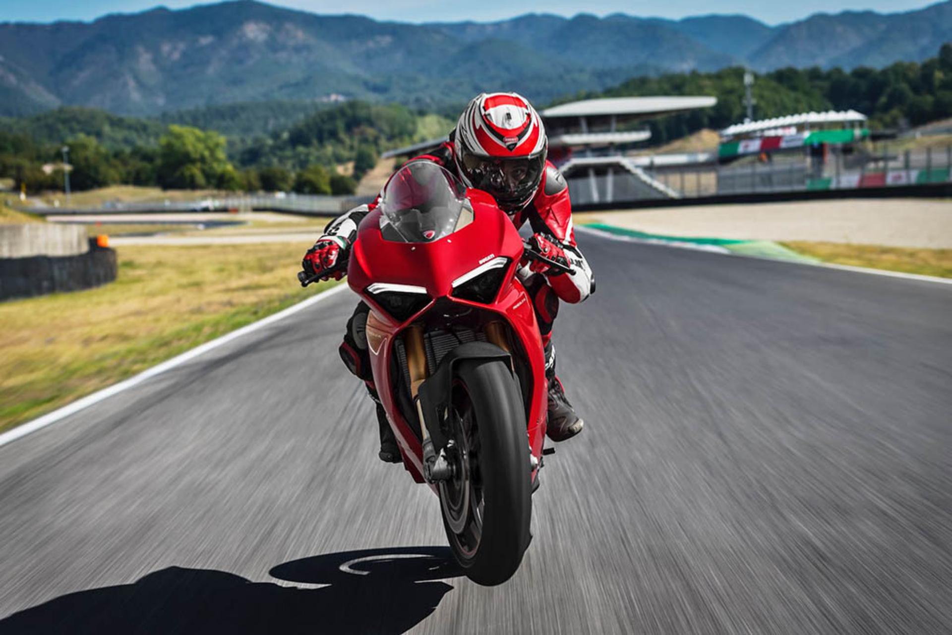2018-ducati-panigale-v4-first-look-specs-3