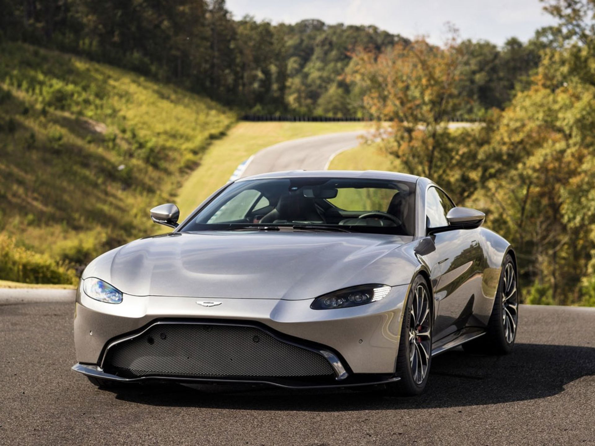 Aston_Martin-Vantage-2019-8