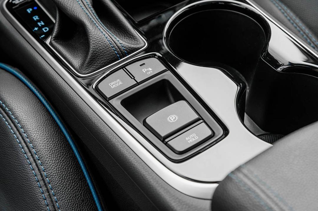 2018-Hyundai-Sonata-2.0T-Limited-center-console-cup-holders