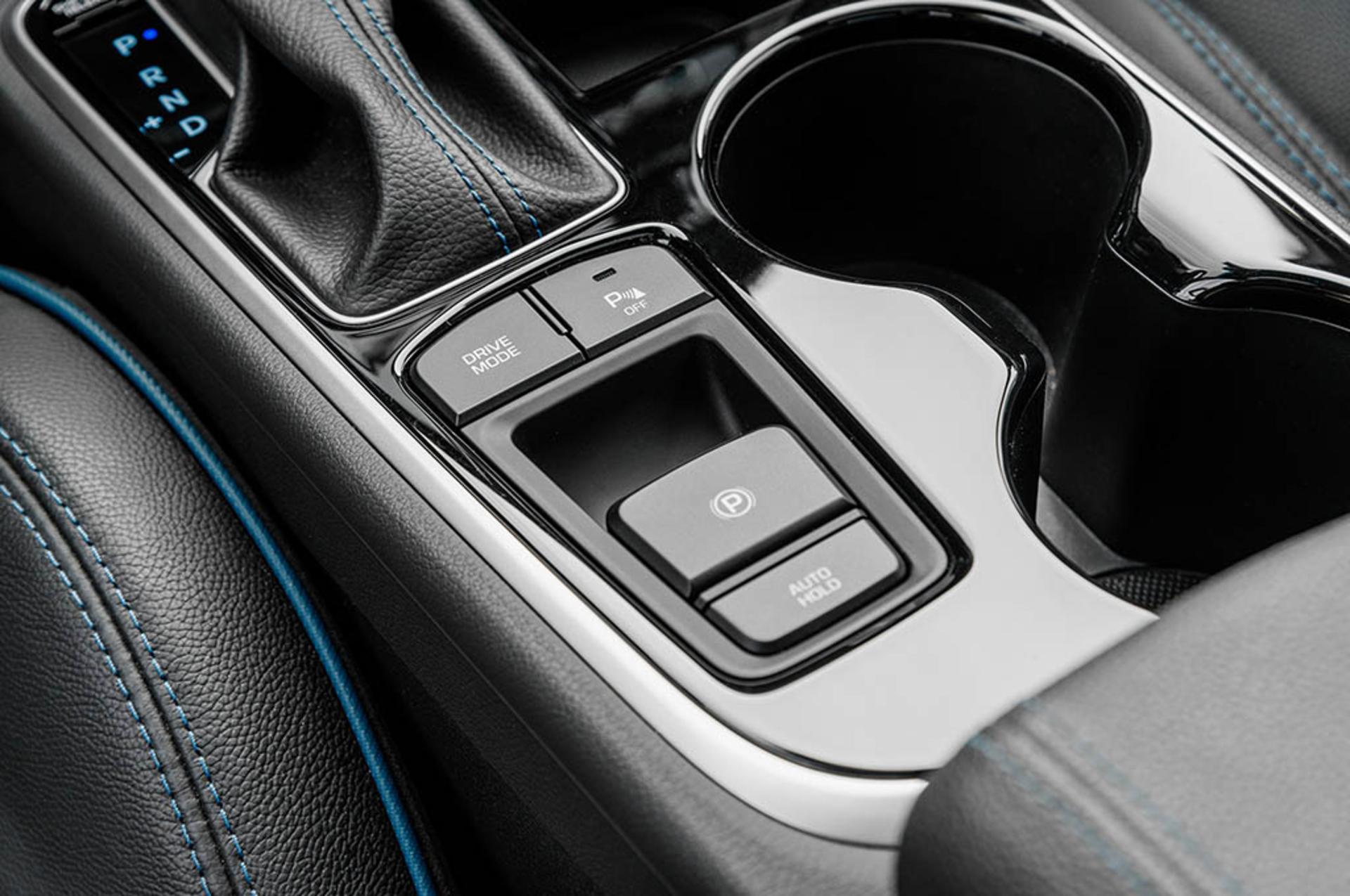 2018-Hyundai-Sonata-2.0T-Limited-center-console-cup-holders