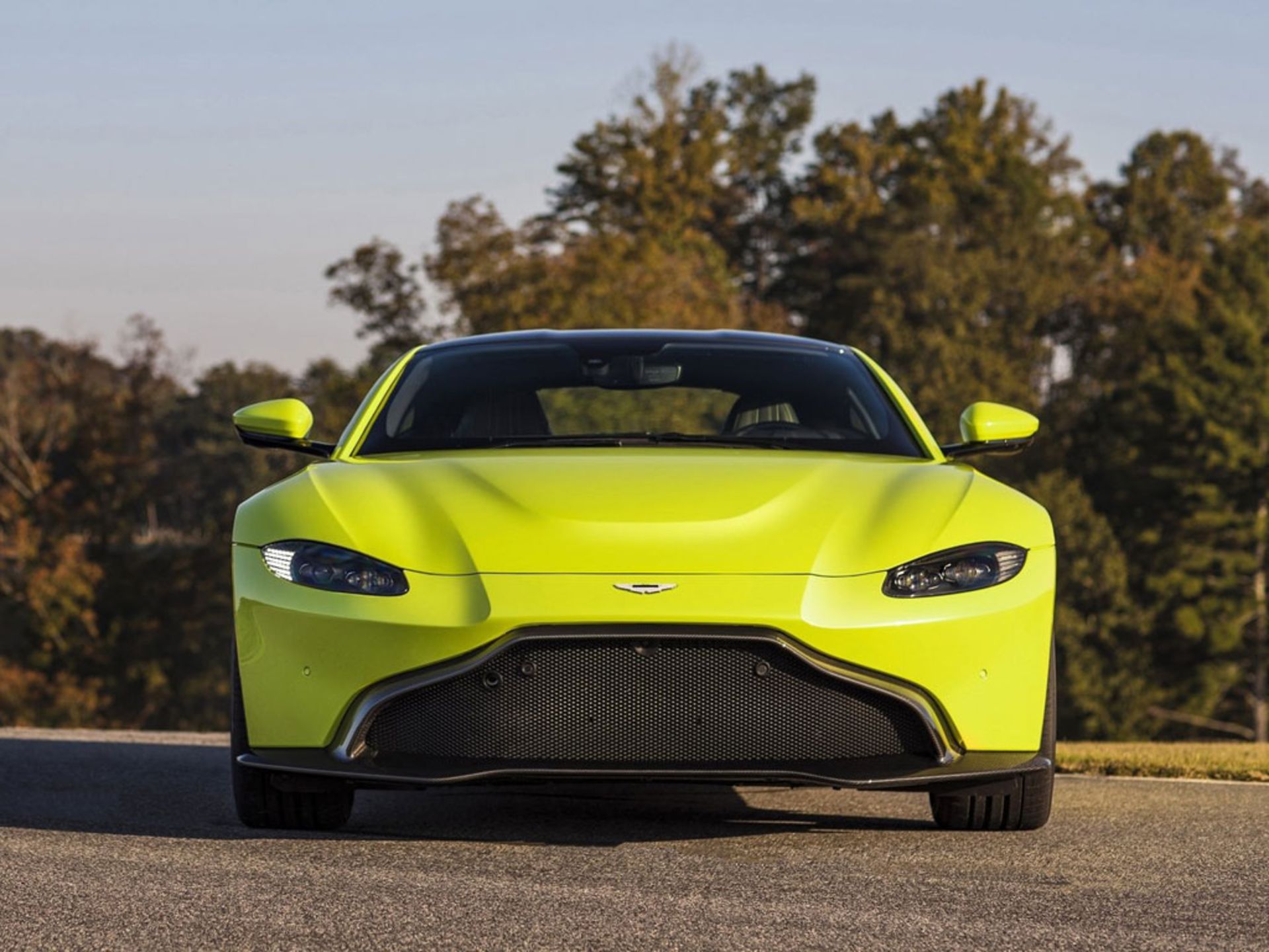 Aston_Martin-Vantage-2019-1